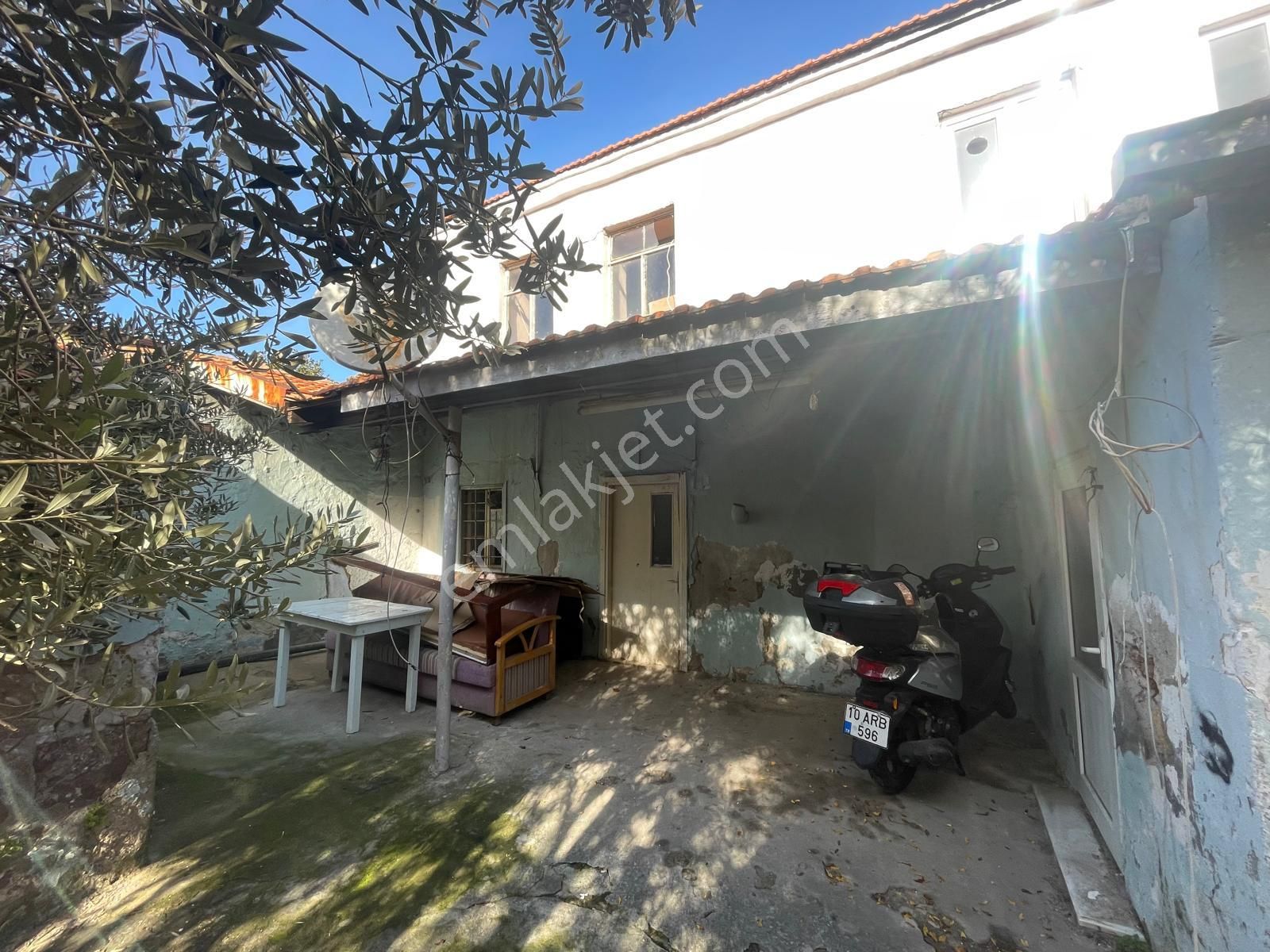 Ayvalık Merkez'de Bahçeli 2 Katlı 3+1 Taş Rum Ev - Görsel 7