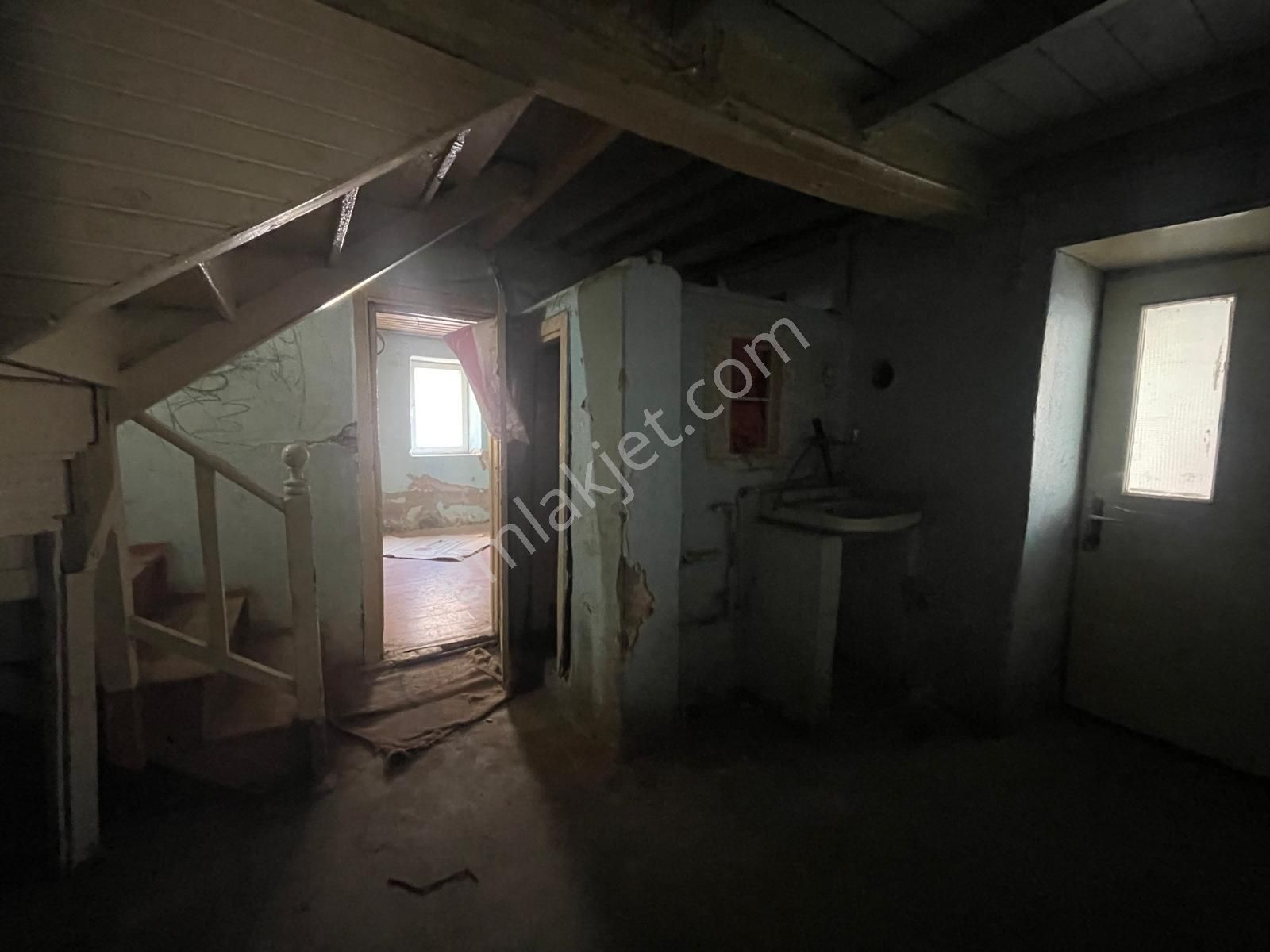 Ayvalık Merkez'de Bahçeli 2 Katlı 3+1 Taş Rum Ev - Görsel 15