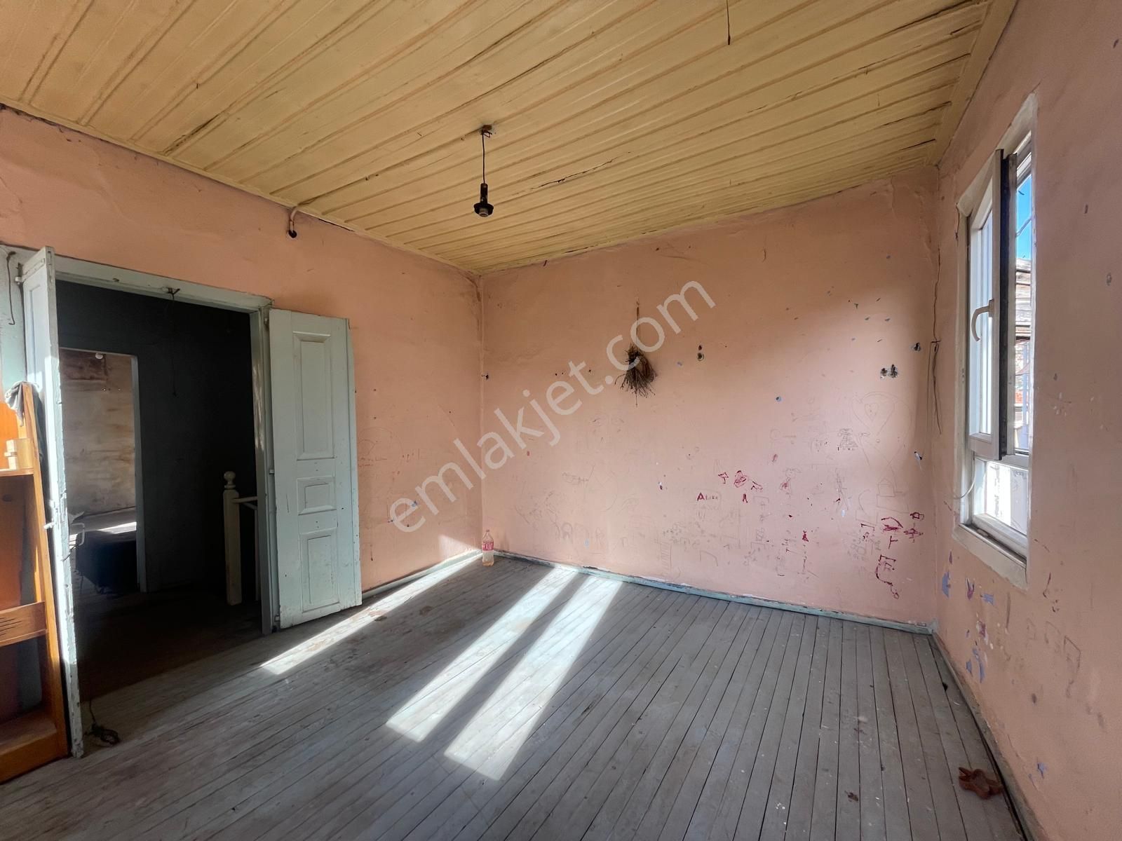 Ayvalık Merkez'de Bahçeli 2 Katlı 3+1 Taş Rum Ev - Görsel 22