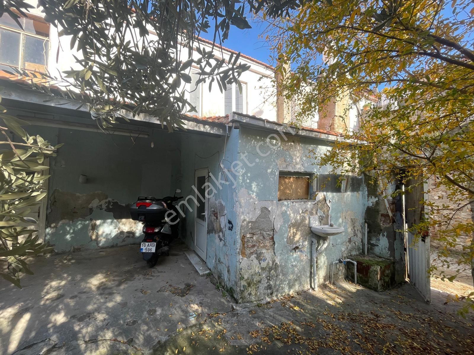 Ayvalık Merkez'de Bahçeli 2 Katlı 3+1 Taş Rum Ev - Görsel 6