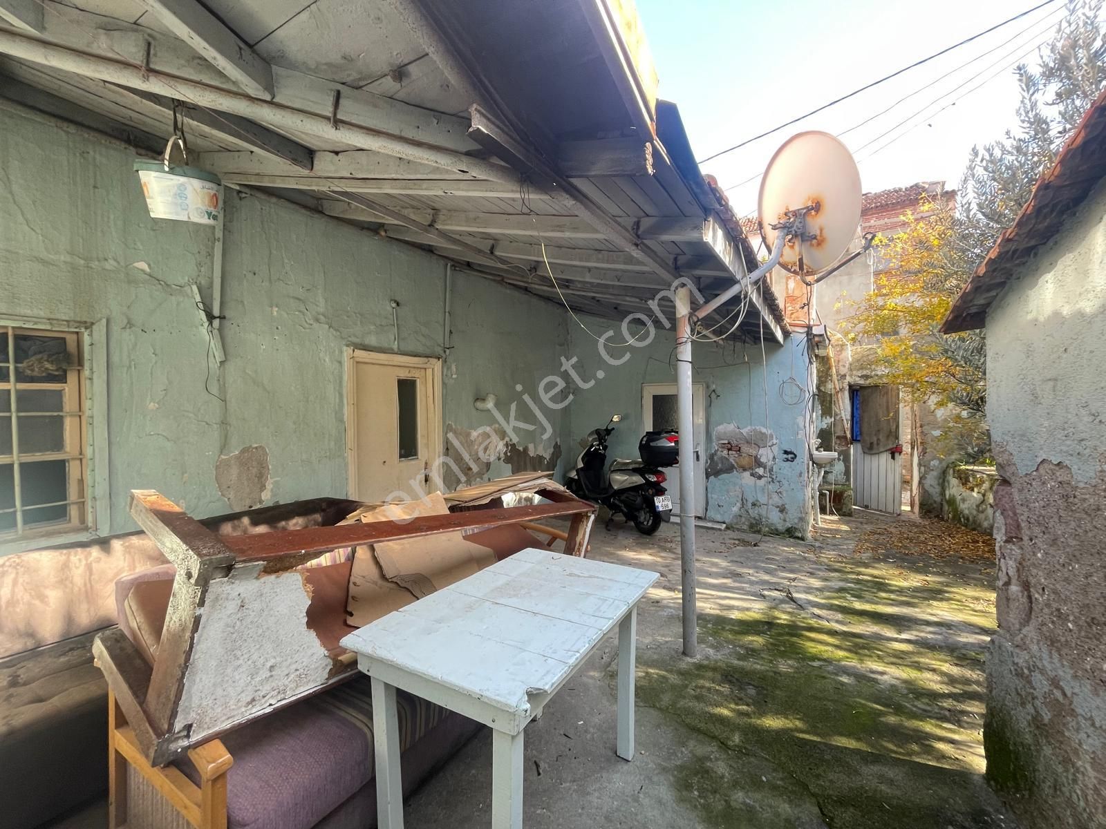 Ayvalık Merkez'de Bahçeli 2 Katlı 3+1 Taş Rum Ev - Görsel 5