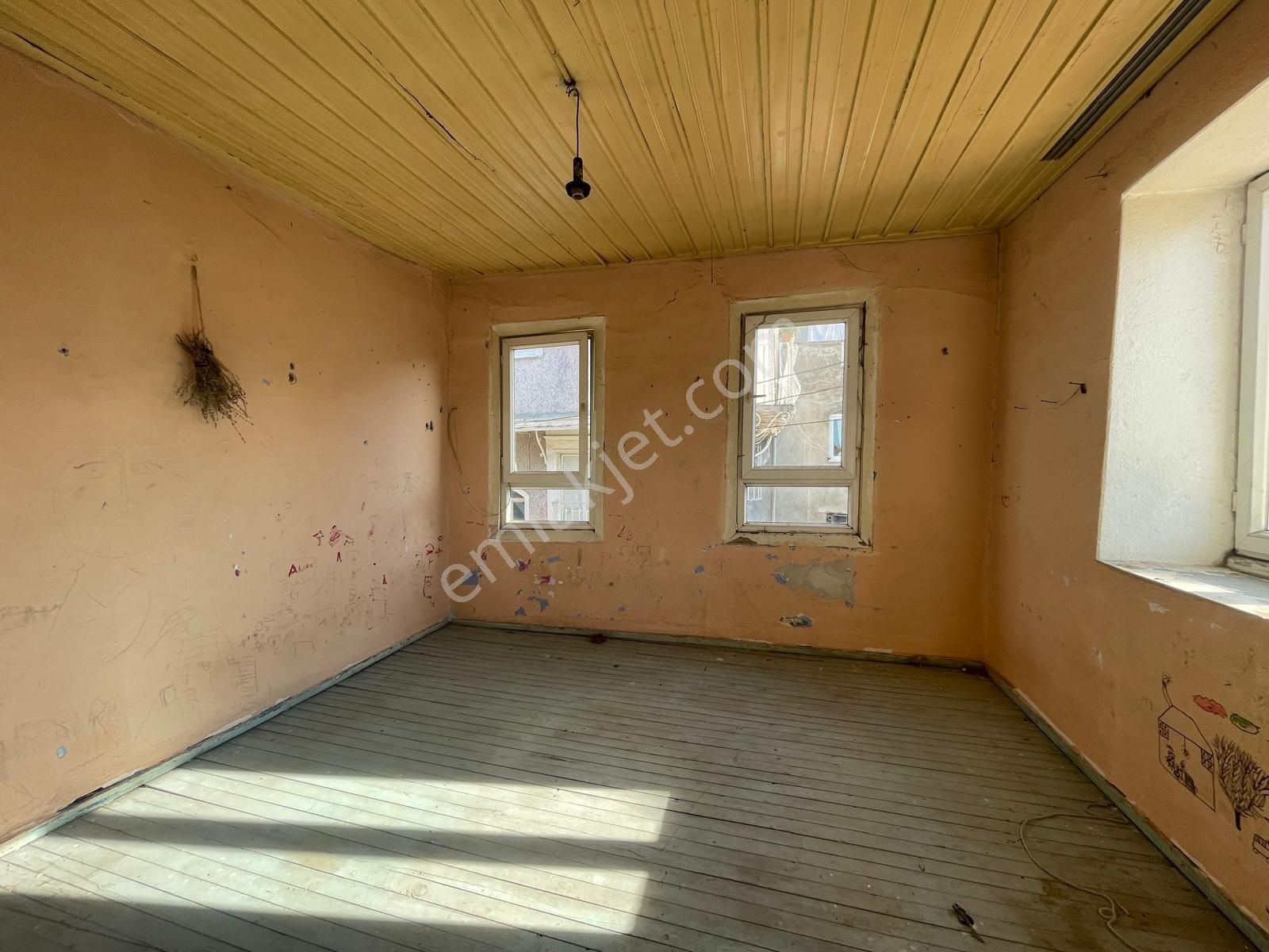 Ayvalık Merkez'de Bahçeli 2 Katlı 3+1 Taş Rum Ev - Görsel 24