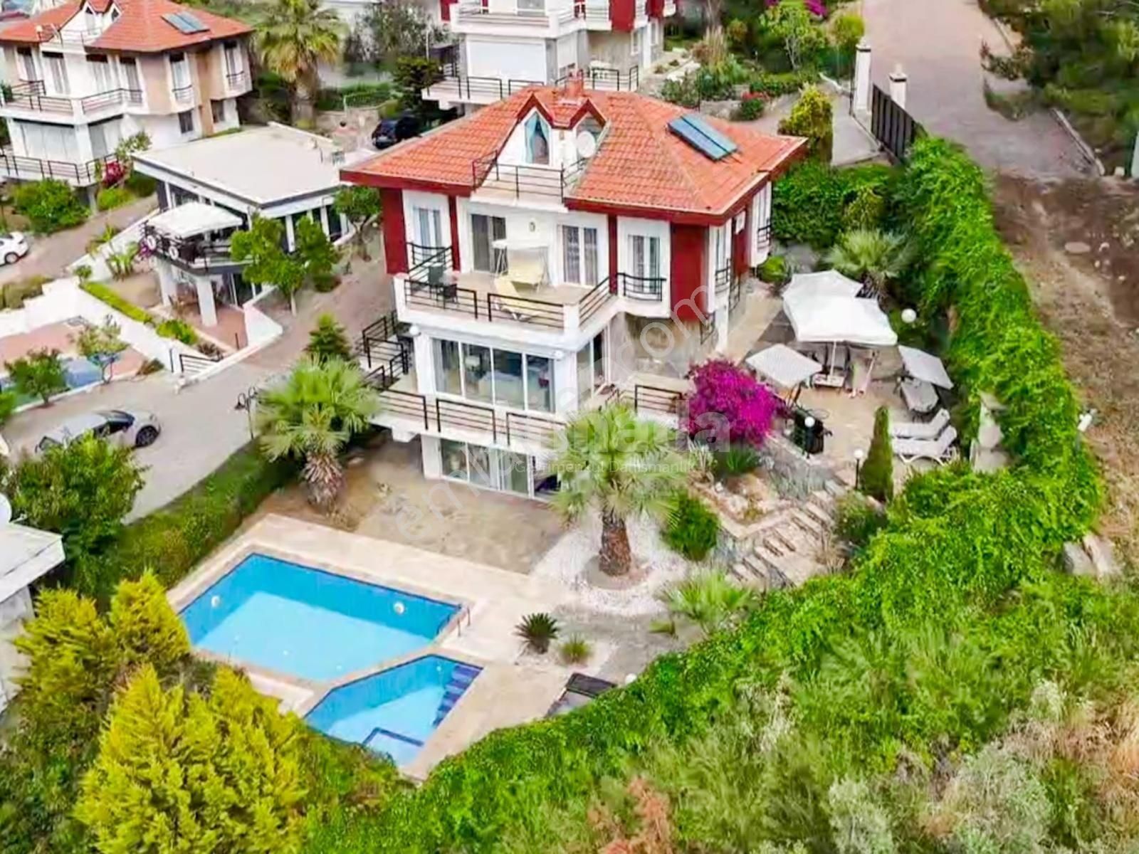 Kuşadası Değirmendere Mahallesi'nde Satılık 5+1 Müstakil Villa