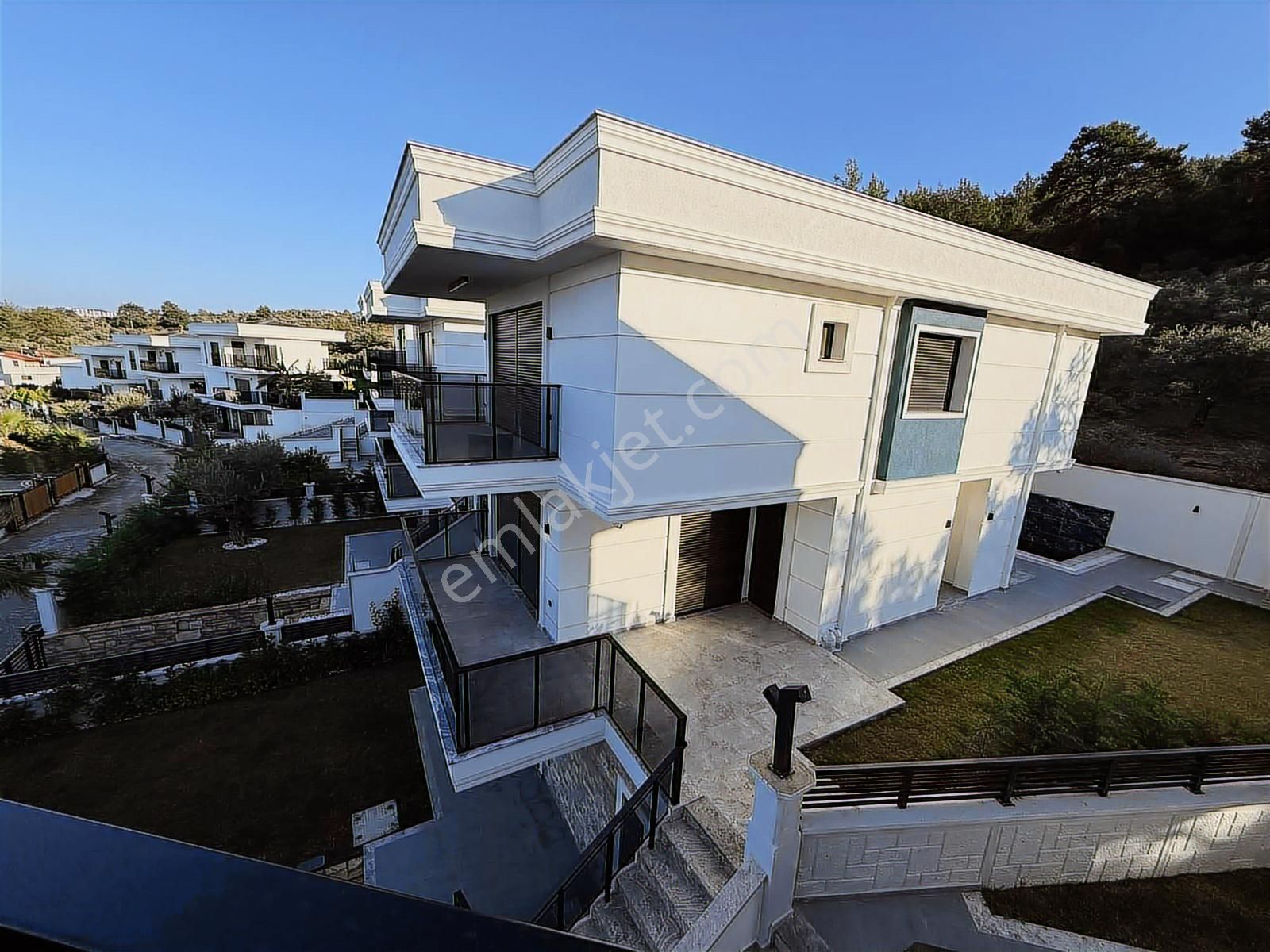 Kuşadası Davutlar Satılık 5+2 Özel Havuzlu Tek Müstakil Triplex