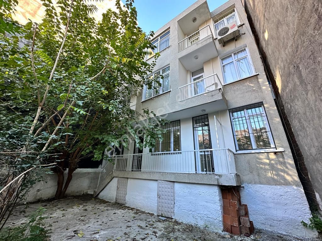 Karşıyaka Bahçelievler De Doğalgazlı 2+1 Kiralık Bahçeli Temiz Daire