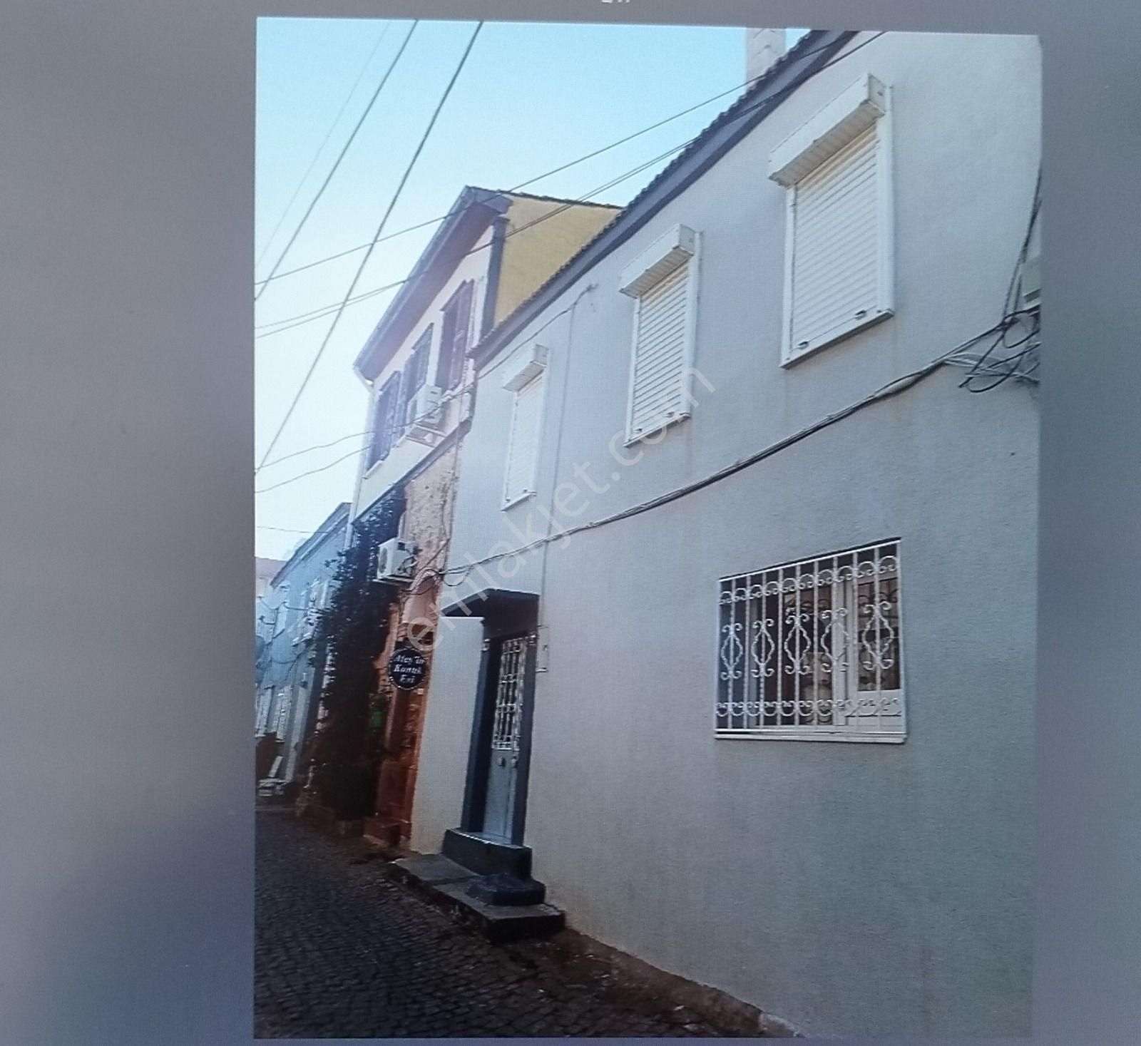 Ayvalık Merkez'de Köşe Konumlu Avlulu 2 Katlı 2+1 Taş Rum Evi - Görsel 3