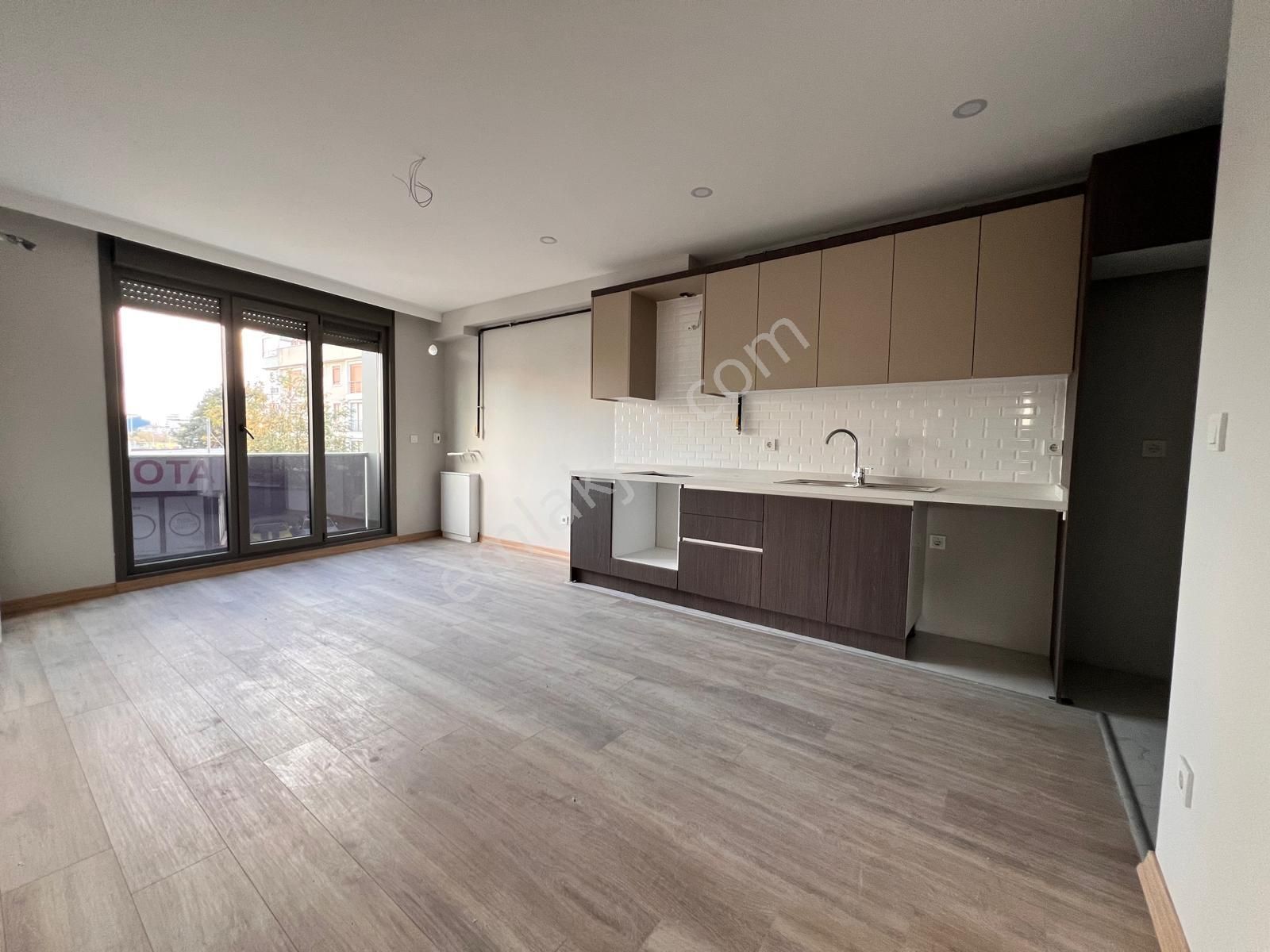 Kaçmaz'dan K.yalı Da Sıfır E'5 Metroya Yakın Ön Köşe 2+1 Daire