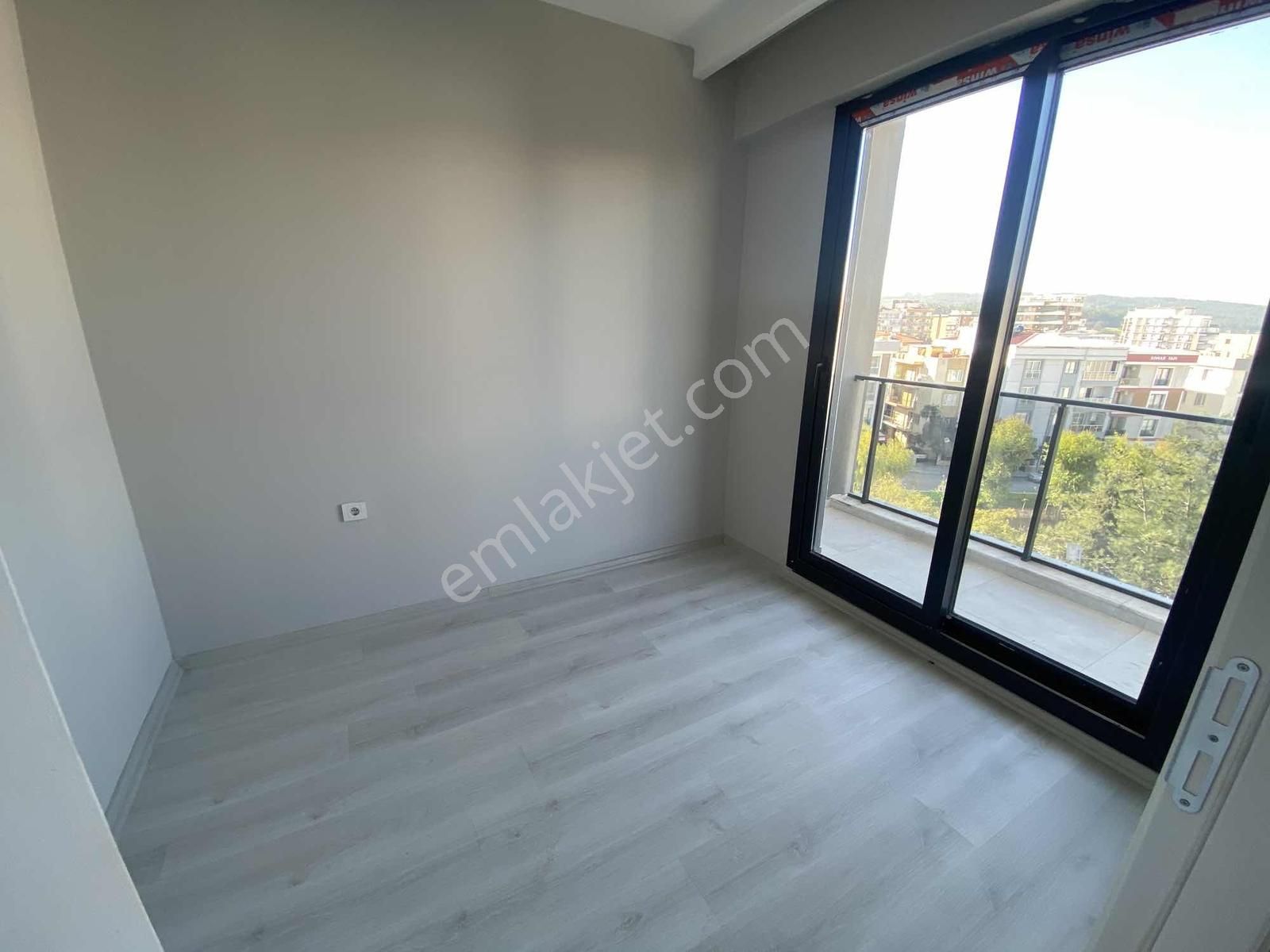 Namlı'dan Teraslı Havuzlu Site İçerisinde Arakat Doğalgazlı 1+1 - Görsel 10