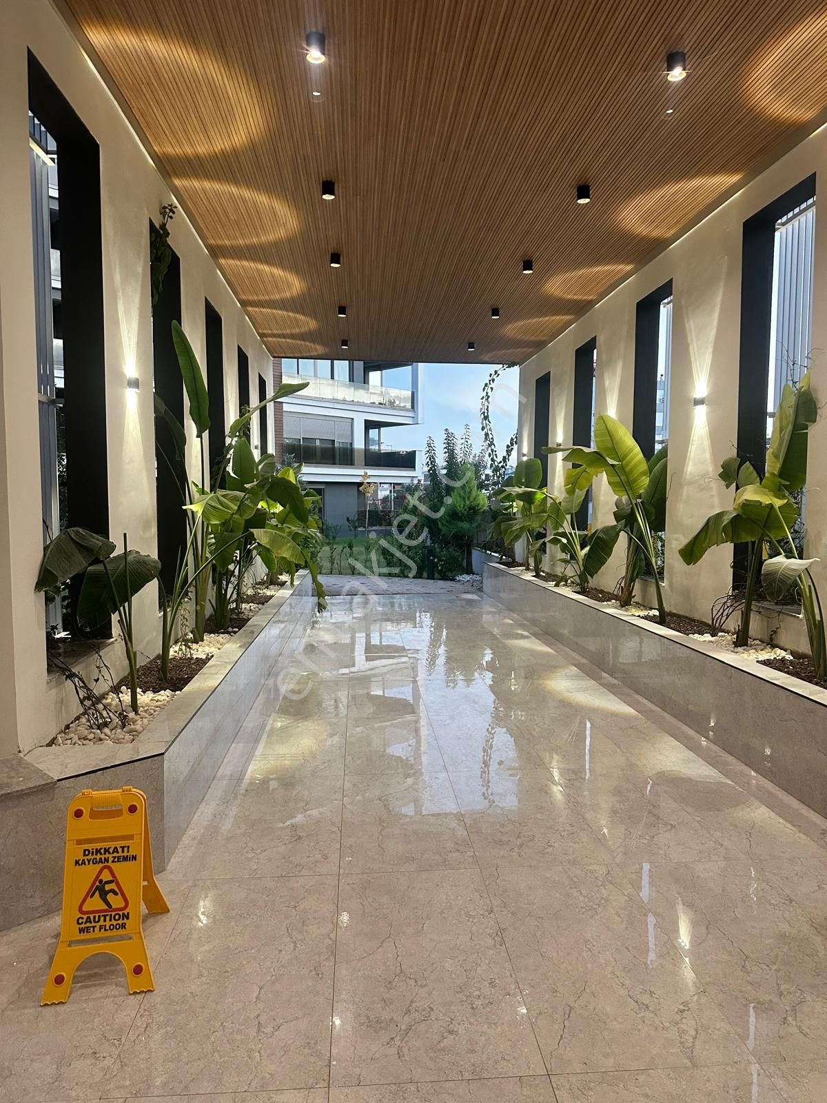 Varsak Karşıyaka Da 2+1 Lüx Site İçinde Ferah Fırsat Y.giriş Daire