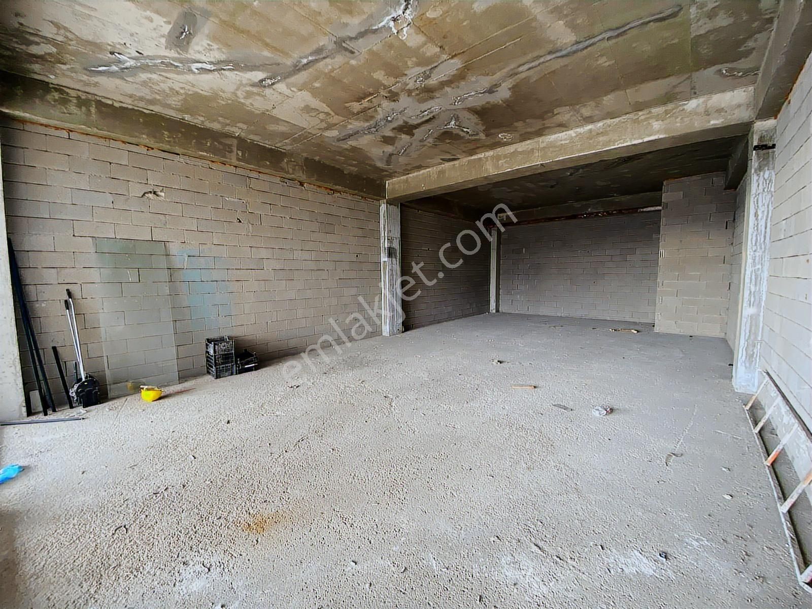 Yenimahalle Serhat Mahallesinde Elegance Meydan Kiralık Dükkan