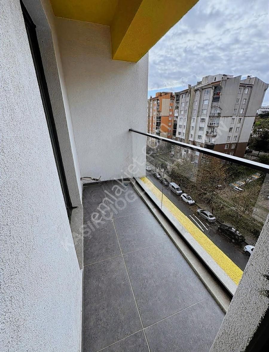 Ozan Yengin 'den Kiralık Daire - Görsel 13