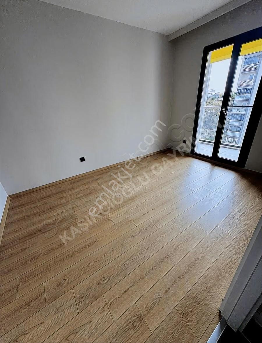 Ozan Yengin 'den Kiralık Daire - Görsel 18