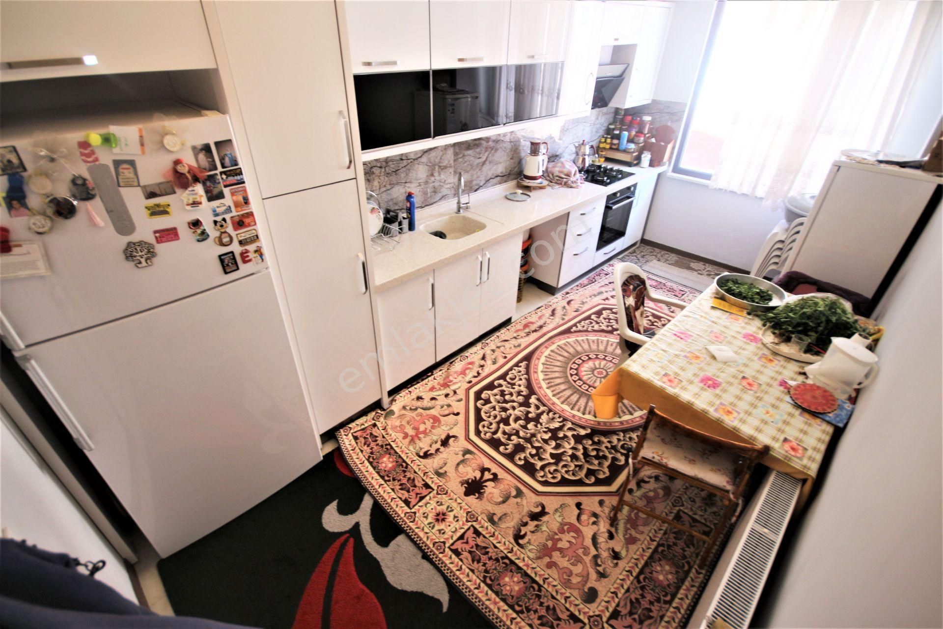 Edremit Kadıköy'de Aygül'den Ara Kat Ön Cephe Ayrı Mutfak Ebeveyn Banyolu Asansörlü 3+1satılık Daire