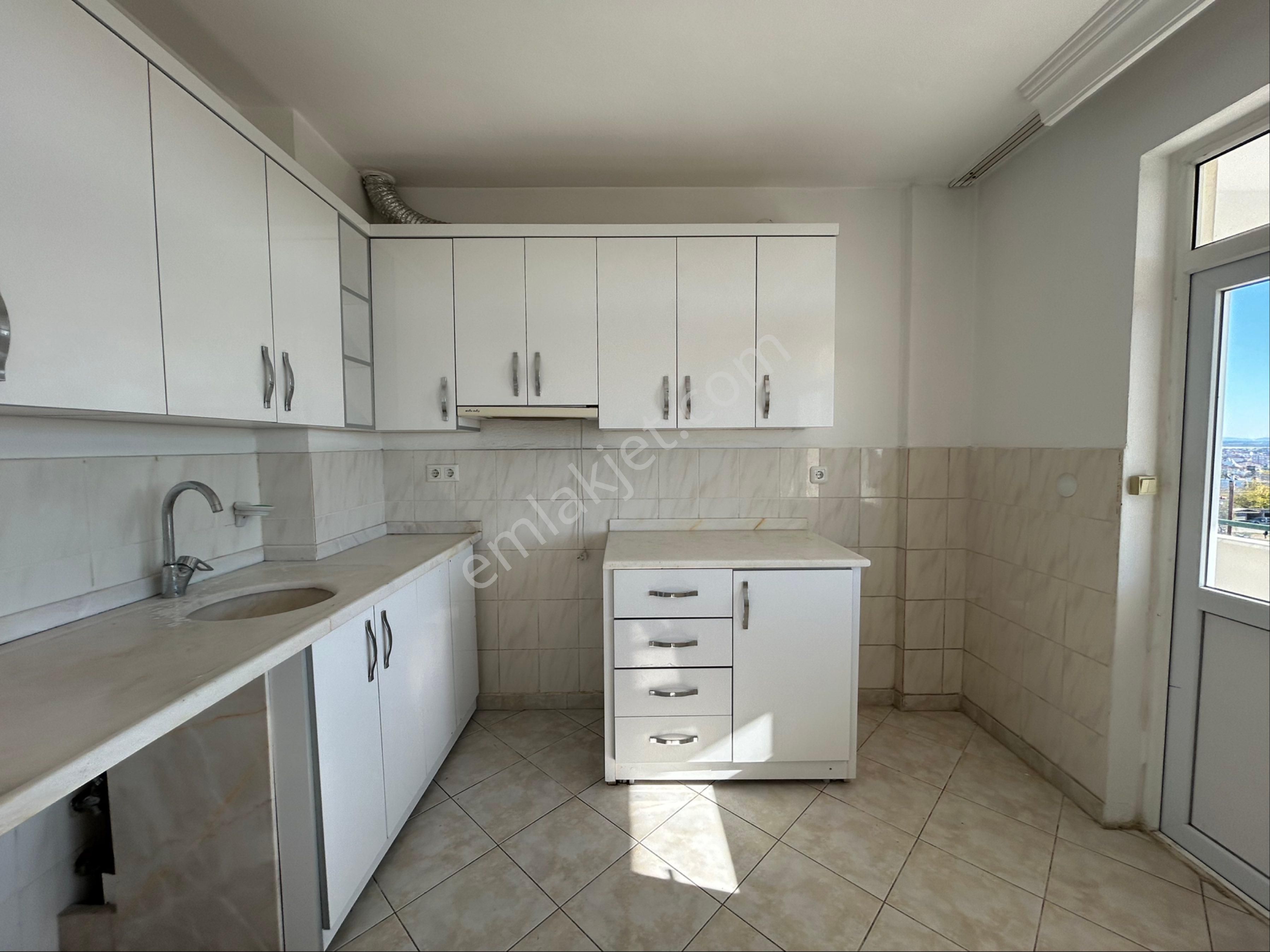Mimar Sinan Mahallesi’nde Uzaktan Deniz Manzaralı 3+1 Kiralık Daire - Görsel 2