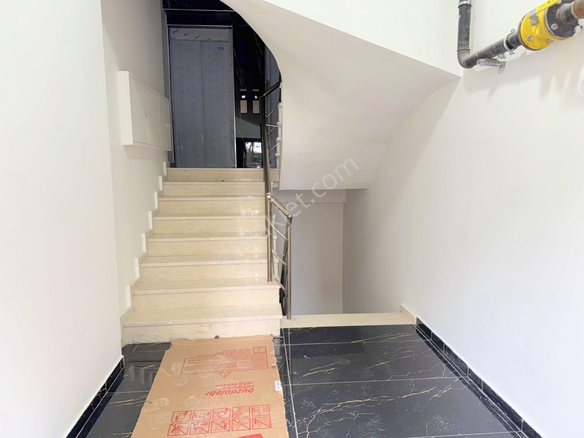 Kozyatağı Metro'ya Çok Yakın, Otoparklı Sıfır Binada 80m2, 2+1 - Görsel 4