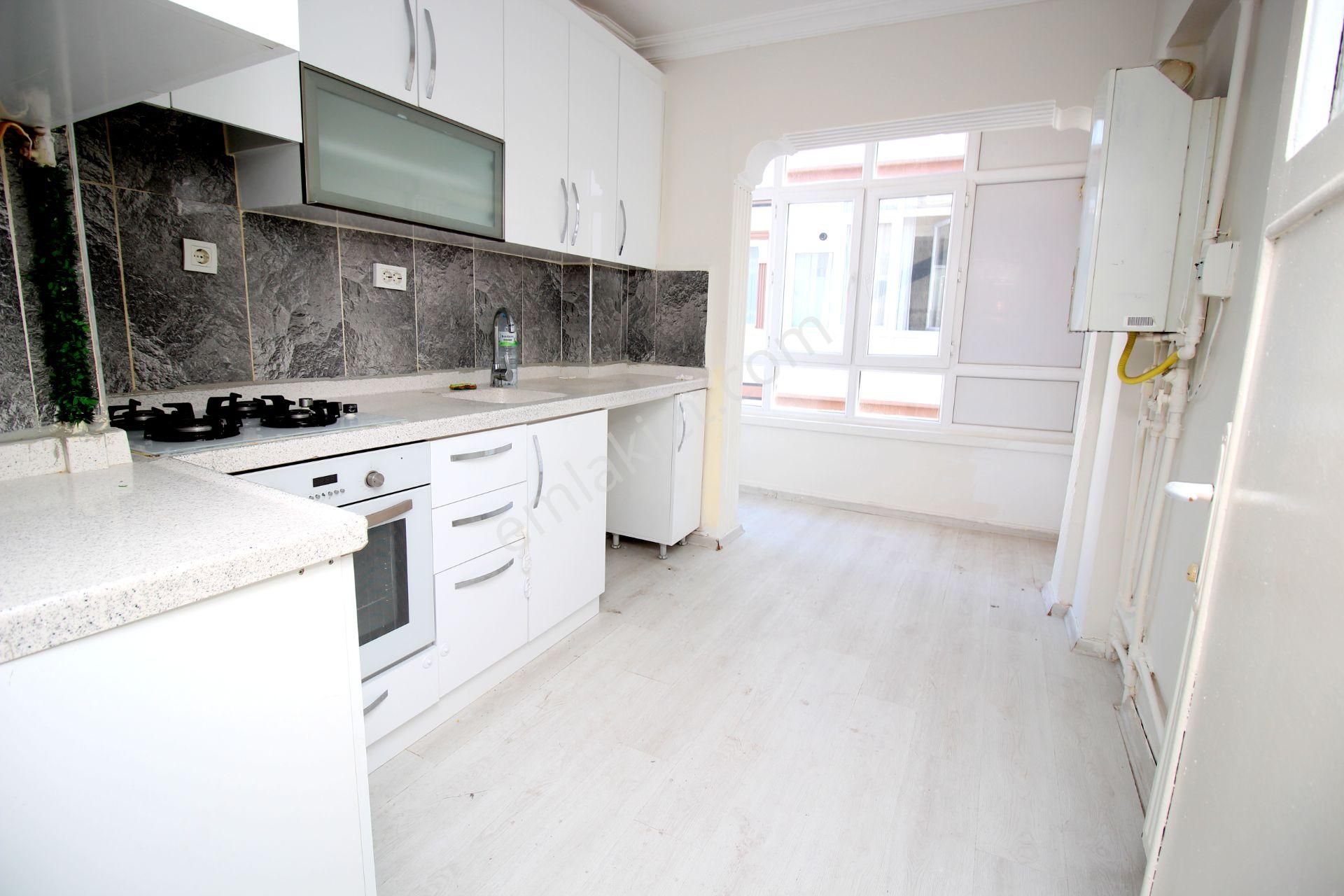 Emre Emlaktan Mareşal Çakmakta Yapılı Oturuma Hazır Masrafsız **boş** Satılık 3+1 Daire