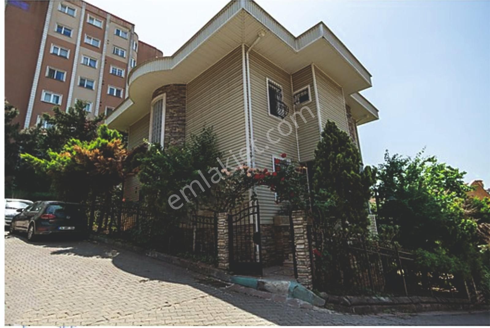 Nezih Emlak'tan Acil Satılık 4.etap'ta Köşe Villa