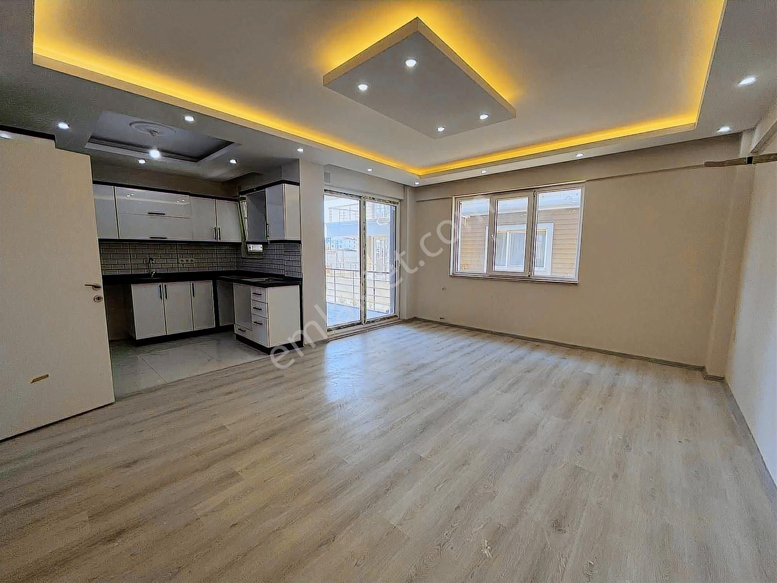 Lavınıa Gayrimenkul'den Havuzlu Site İçinde Bahçe Nizam 2+1