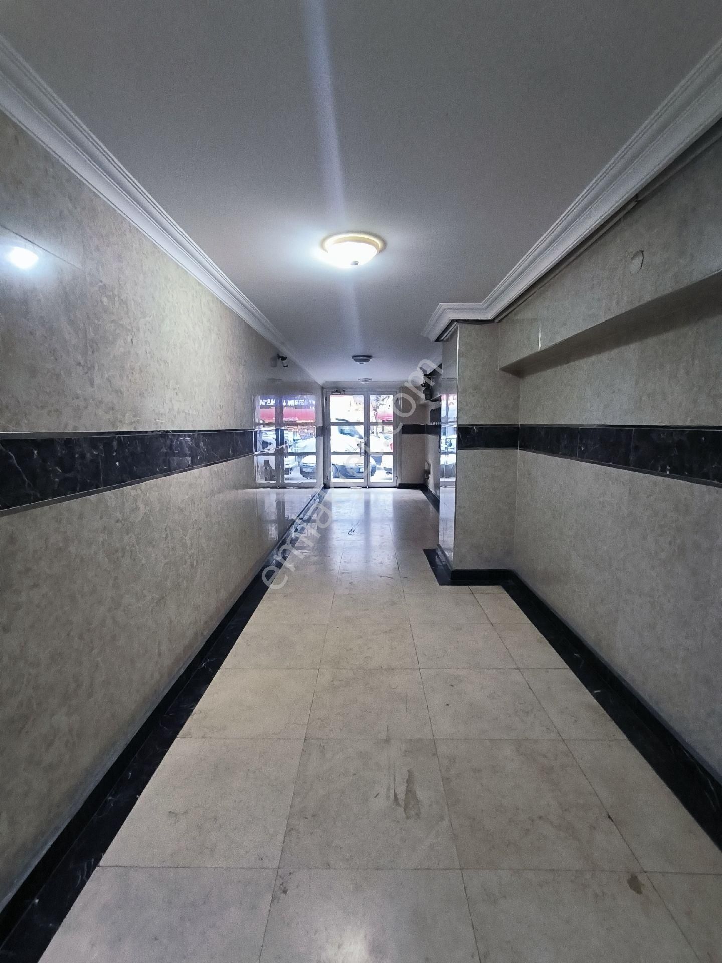 Dikkaldırım'da Ana Cadde Üzeri Kiralık 1+1 (90m2 ) Daire - Görsel 2