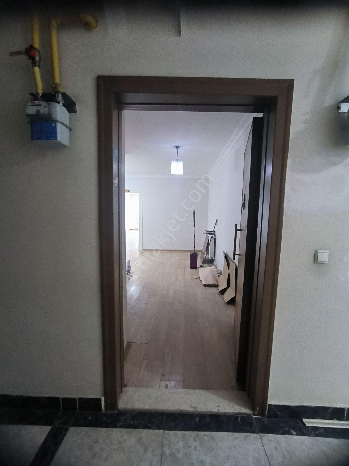 Dikkaldırım'da Ana Cadde Üzeri Kiralık 1+1 (90m2 ) Daire - Görsel 4