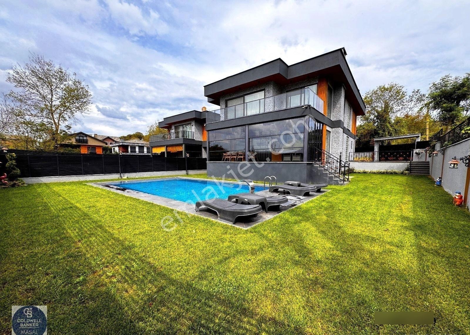 Şile Çavuş'ta 7+1 Havuzlu Tripleks Lüks Villa