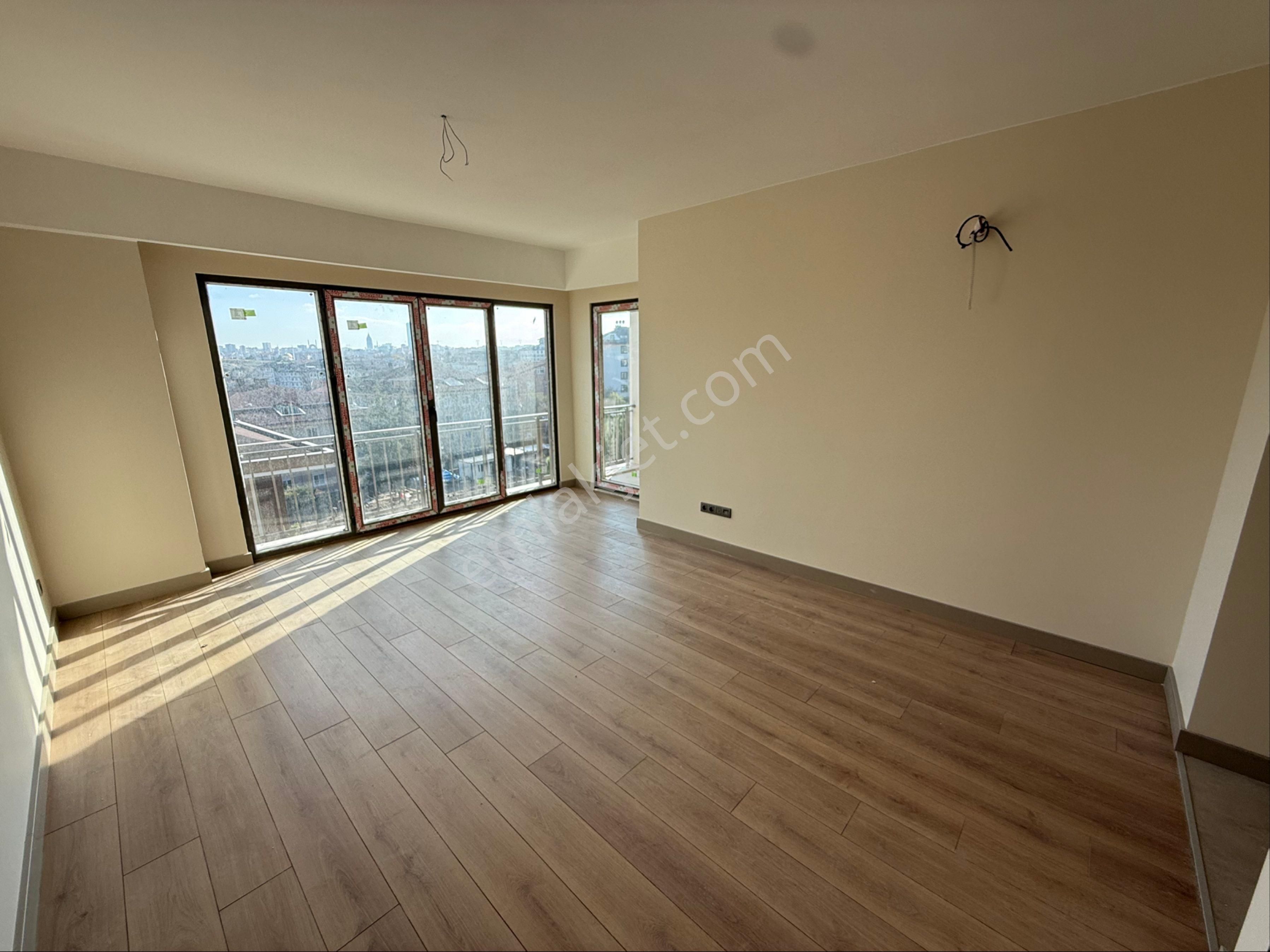 Çengelköy Bahçelievler’de Ana Cadde Sıfır 3+1 Yerden Isıtmalı