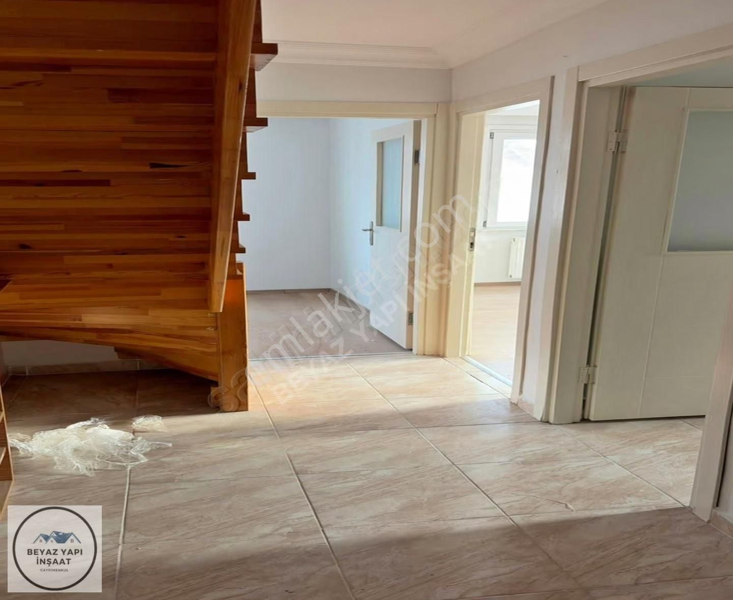 Beyaz Yapıdan Aile Yaşamına Uygun Geniş Terasıyla 3+1 Üst Dublex - Görsel 7
