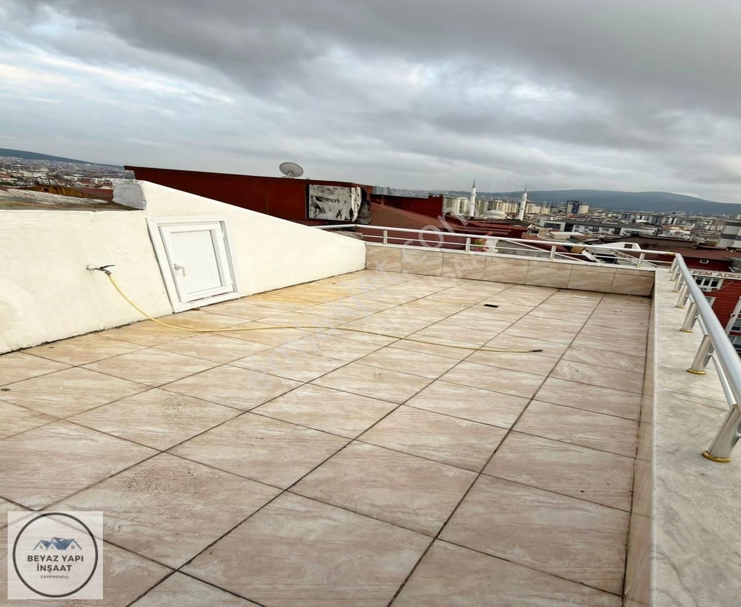 Beyaz Yapıdan Aile Yaşamına Uygun Geniş Terasıyla 3+1 Üst Dublex - Görsel 11