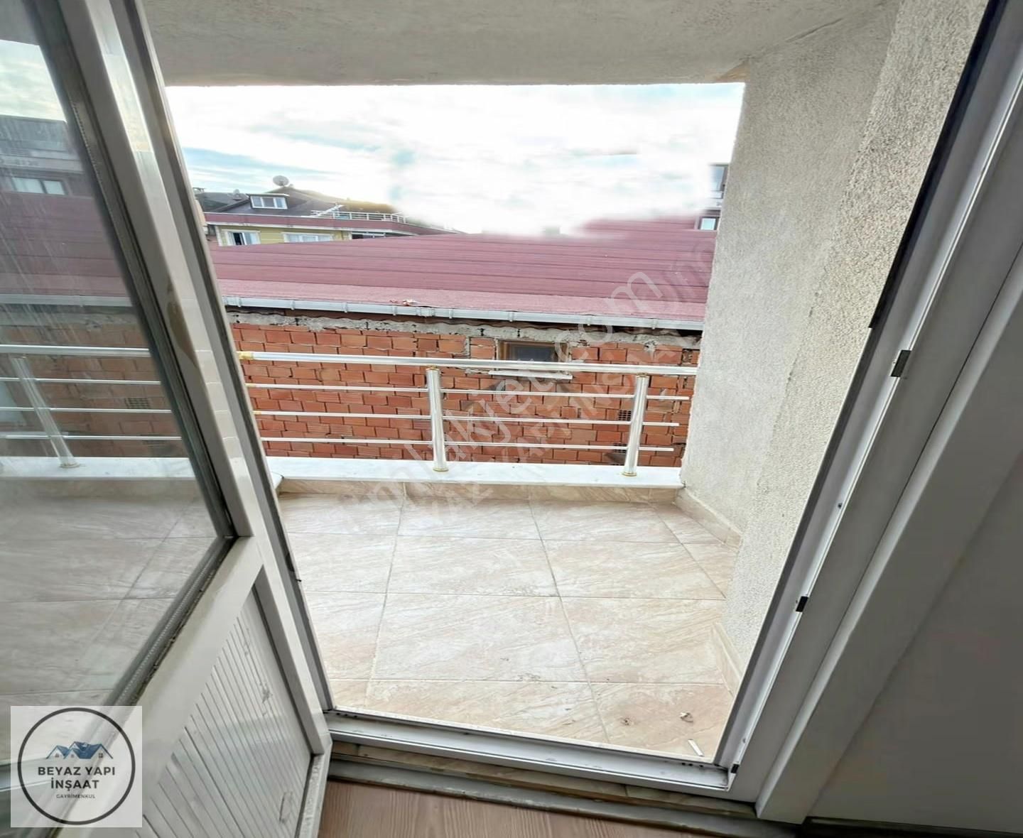 Beyaz Yapıdan Aile Yaşamına Uygun Geniş Terasıyla 3+1 Üst Dublex - Görsel 14