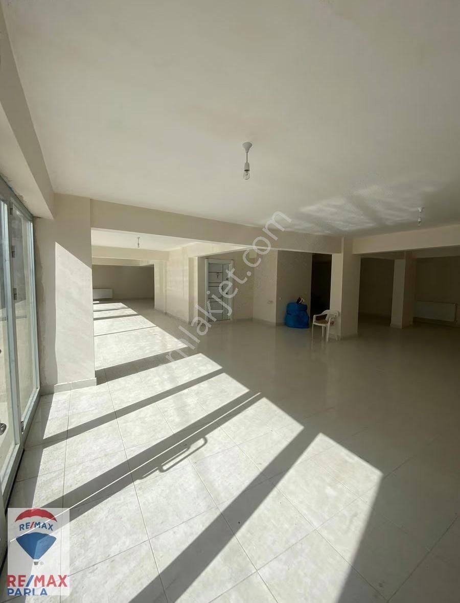 Kavakta 200 Mt2 Net 100 Mt2 Depolu Lüks Dükkan - Görsel 5