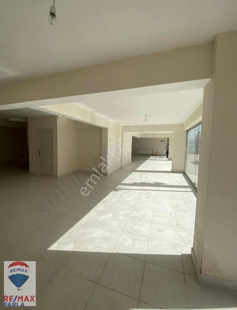 Kavakta 200 Mt2 Net 100 Mt2 Depolu Lüks Dükkan - Görsel 7