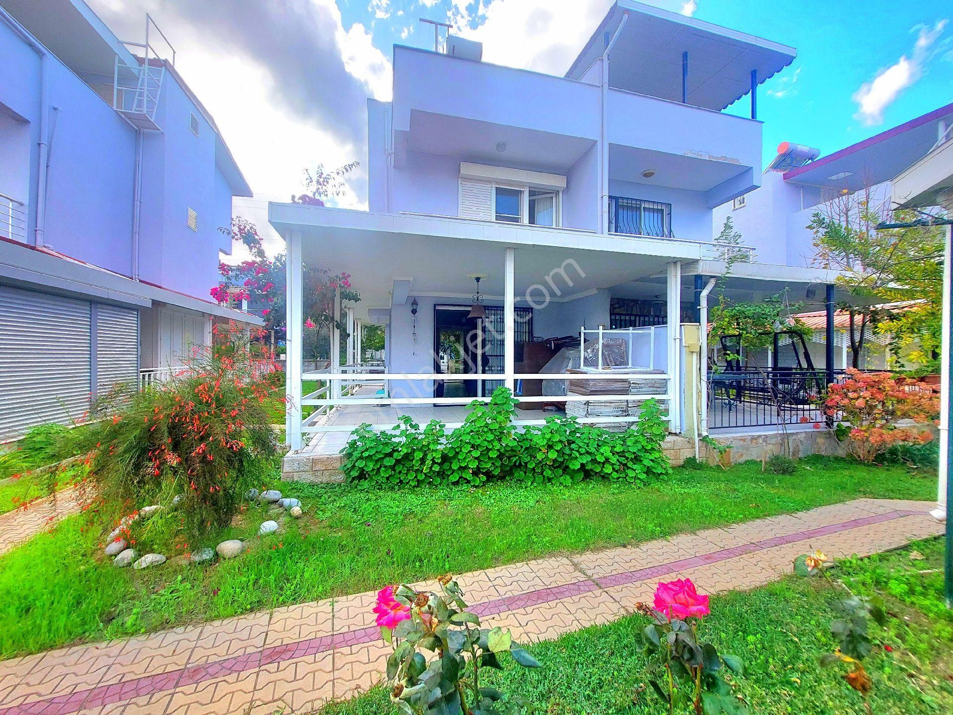 Ata Emlak'tan Plaja Yakın Havuzlu Sitede 3+1 Bahçeli Villa