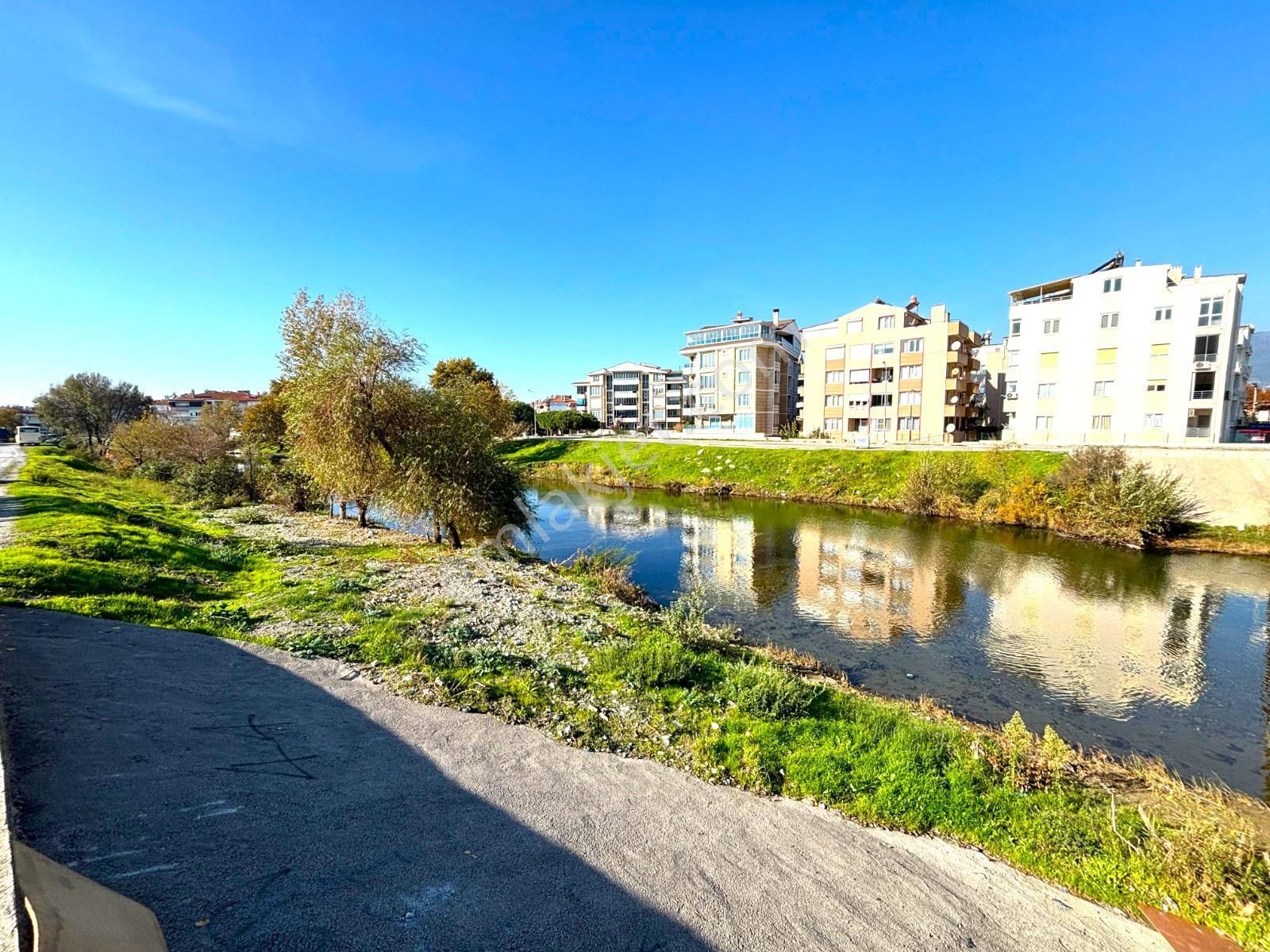 Akçay'da Doktorlar Sitesi Mevkinde 3+1 Ayrı Mutfak Asansörlü Satılık Daire - Görsel 32
