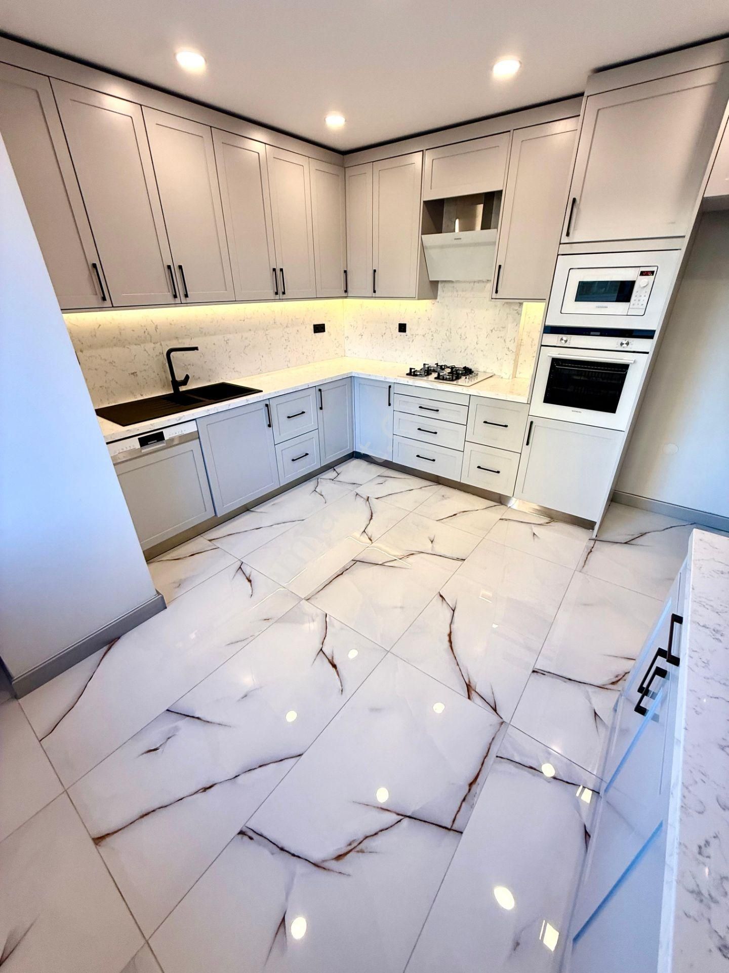 Konut Ve Ticari'den Göztepe'de İçi Yenilenmiş Net 145 M2 Satılık 4+1 Daire