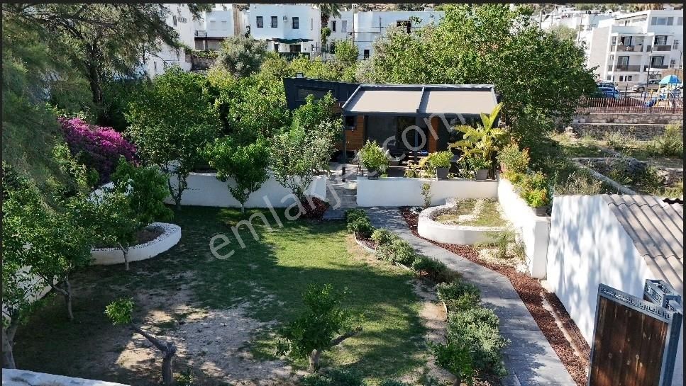 Eskiçeşme'de Satılık Tek Katlı Kagir Ev, Tiny House Ve Bahçesi