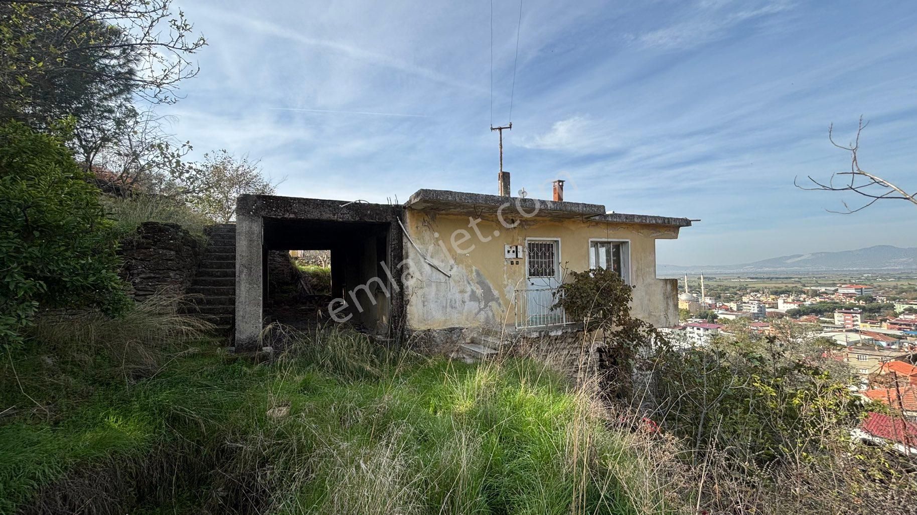 Bağarası’nda Bahçeli Harika Manzaralı Müstakil Ev