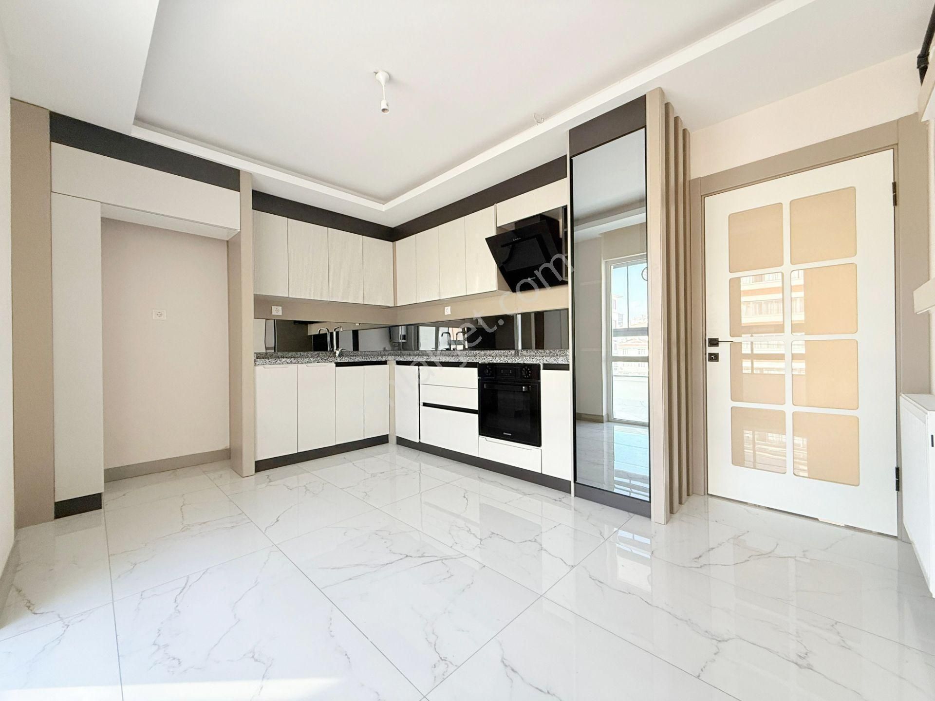 Yıldız'dan Cadde Üstünde Ara Kat Cam Balkonlu Ara Kat Masrafsız 3+1 !!!