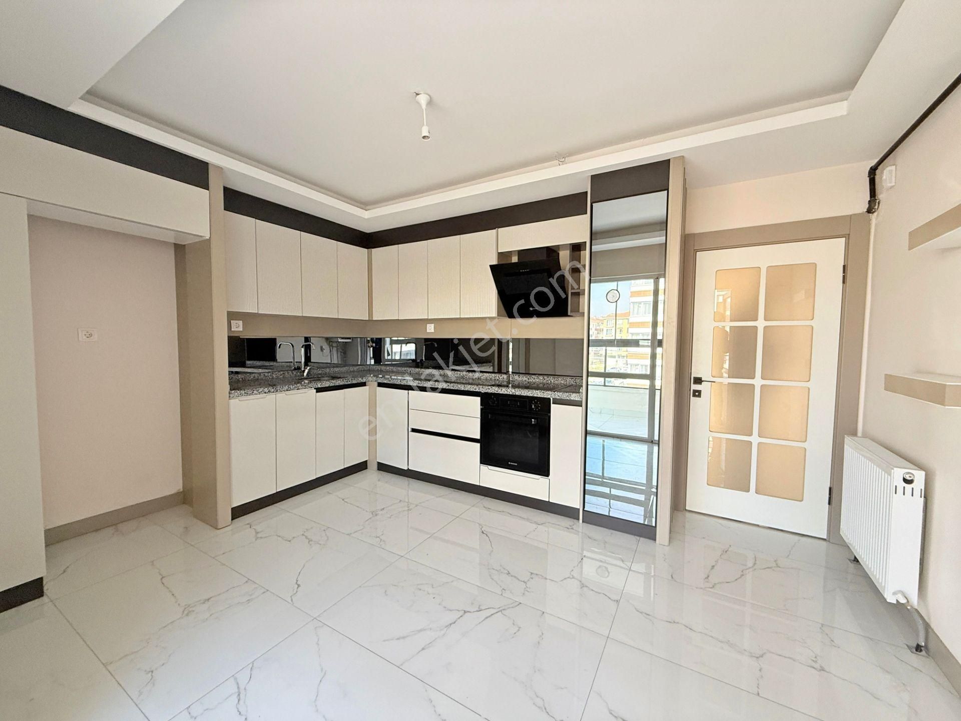 Yıldız'dan Cadde Üstünde Ara Kat Cam Balkonlu Ara Kat Masrafsız 3+1 !!! - Görsel 2