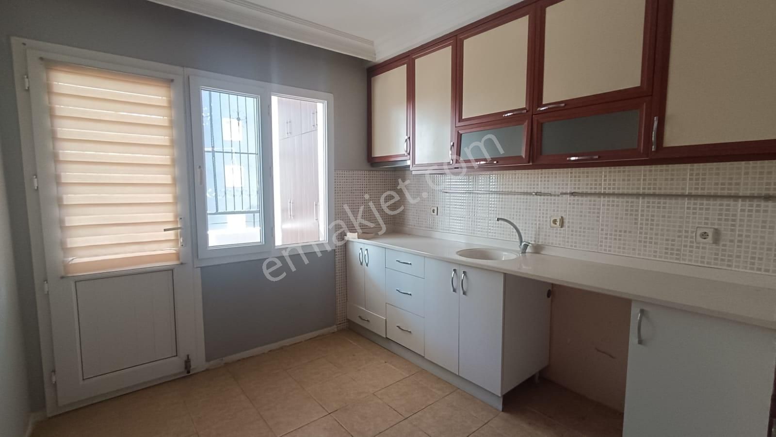 Buhara Okulu Civarı 3+1 Kapalı Mutfak 6 Katlının 2.katı Demir Şebekeli Cazip Satılık Daire