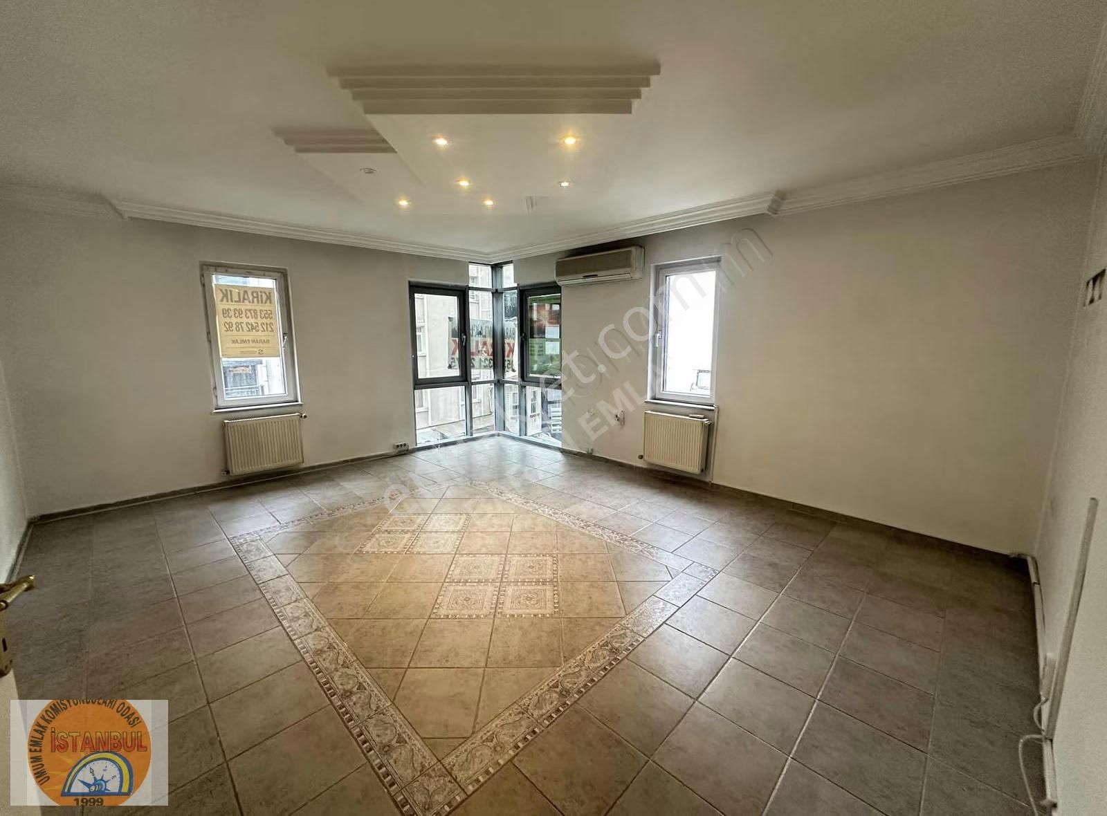 Caddeyi Gören İş Merkezinde Kiralık Köşe Başı İş Yeri - Görsel 31