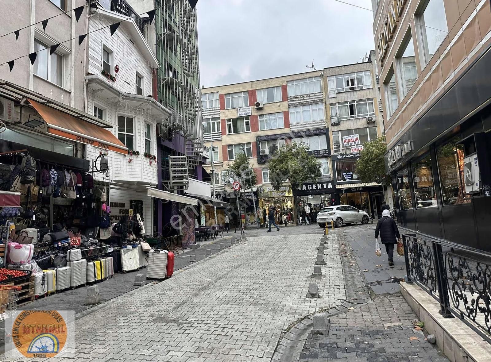 Caddeyi Gören İş Merkezinde Kiralık Köşe Başı İş Yeri - Görsel 28