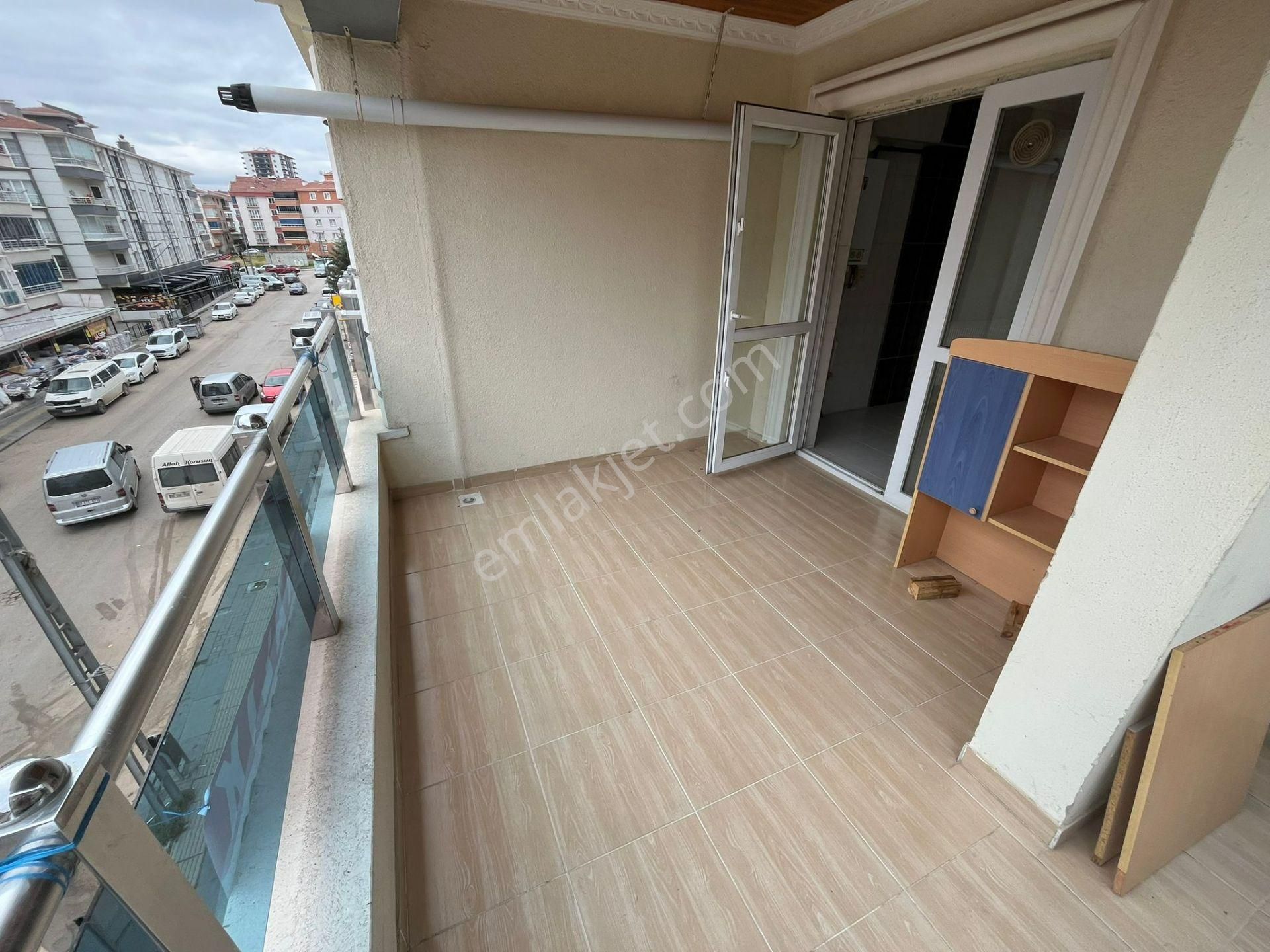 Yıldız'dan Cadde Üstü Ara Kat E.banyolu3+1 Kiralık !!!! - Görsel 7