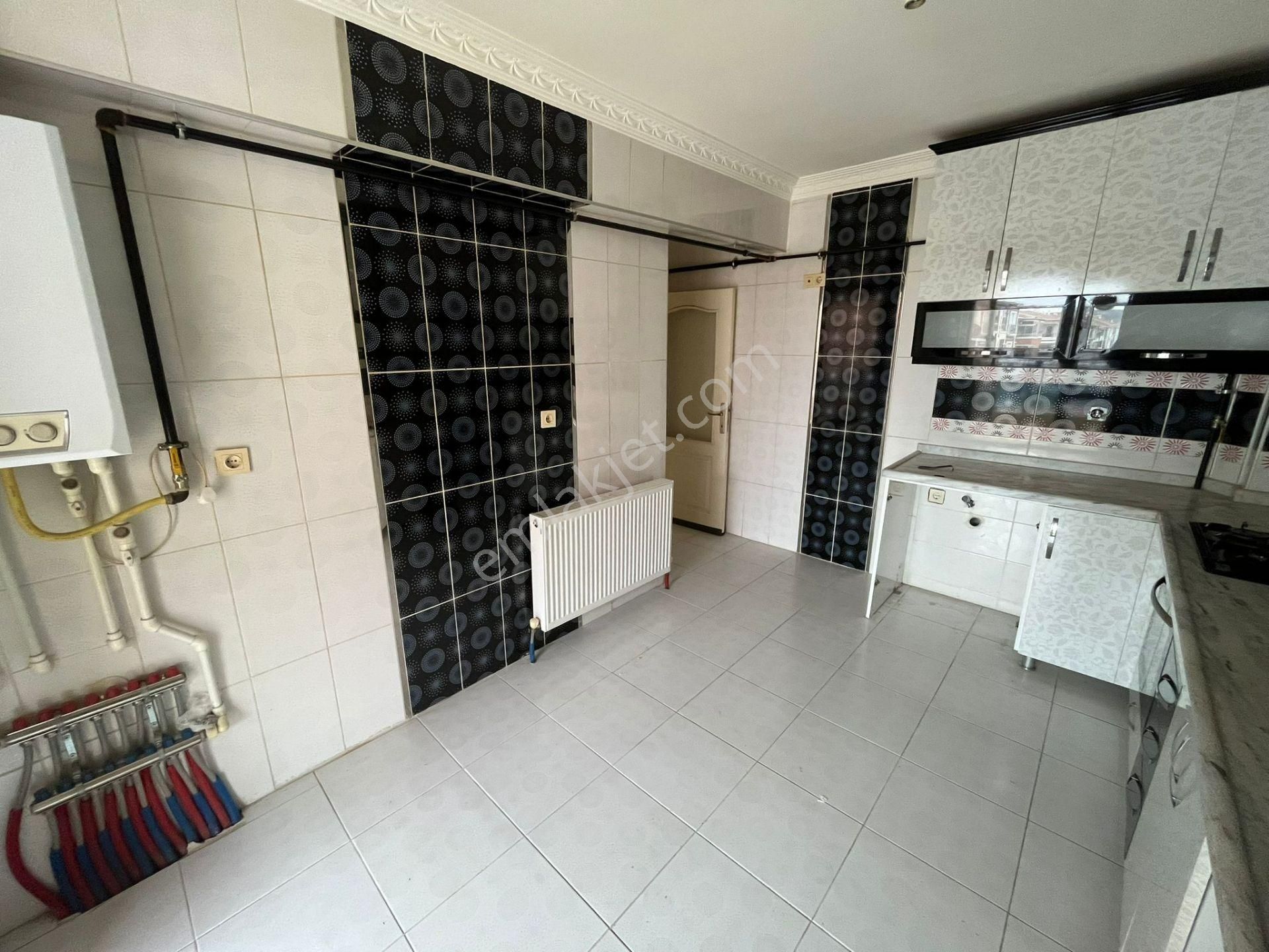 Yıldız'dan Cadde Üstü Ara Kat E.banyolu3+1 Kiralık !!!! - Görsel 5