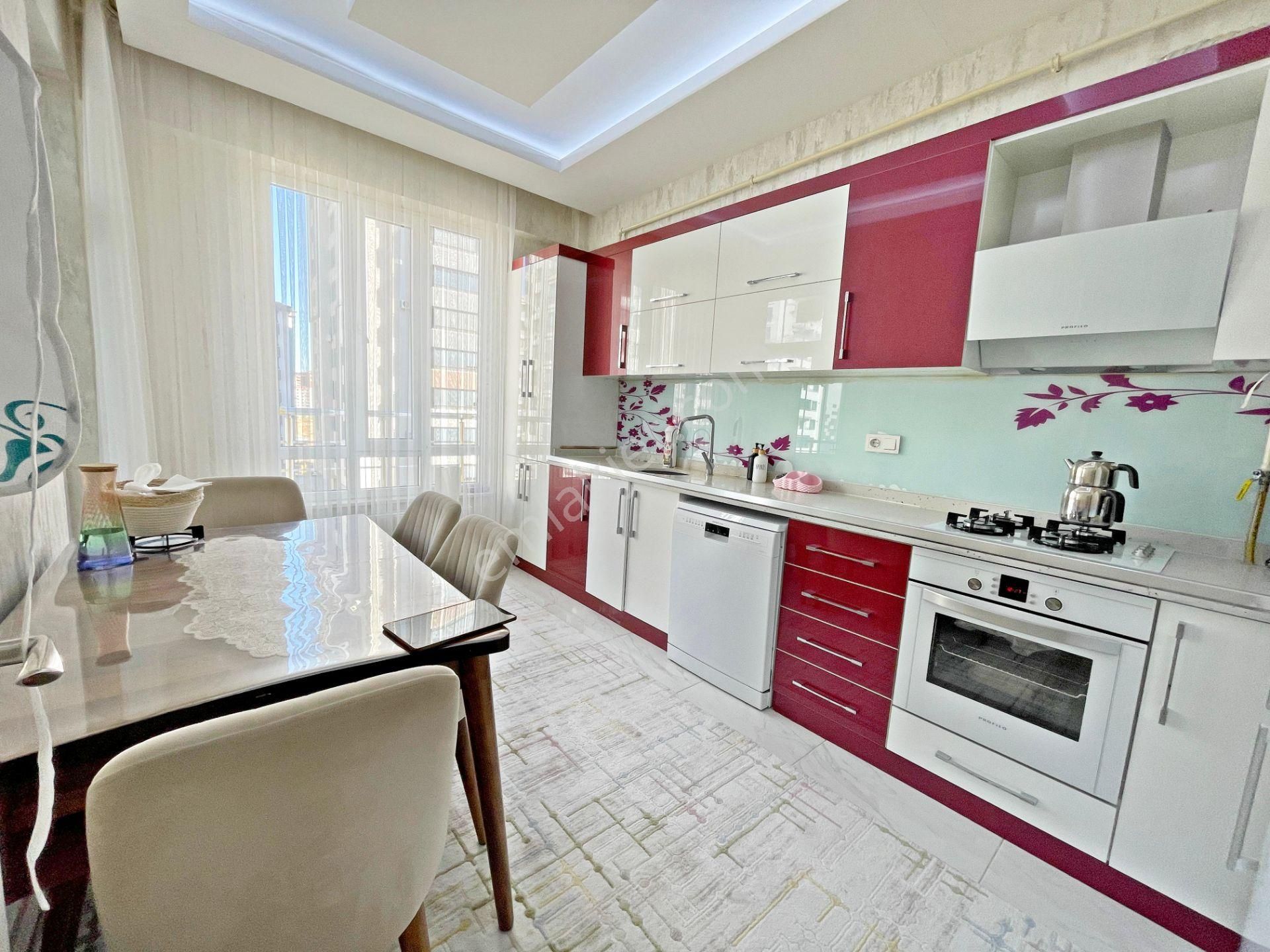 Karacaahmet'te Merkezi Konumda Ara Kat Masrafsız Lüx 2+1 Daire