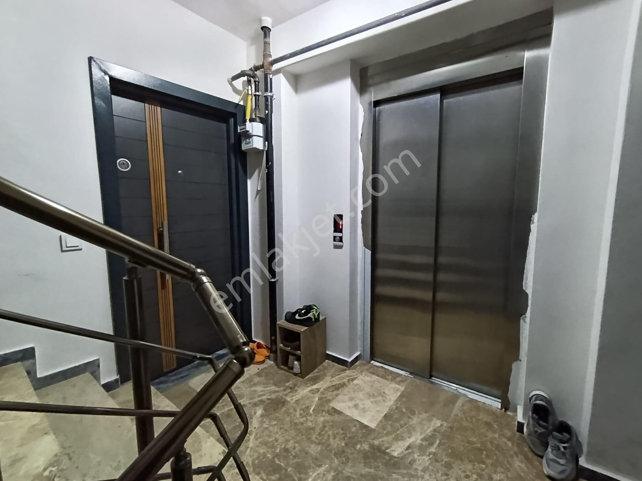 Tülin Caddesinde - Karanlık Odasız - Ön Cephe - Iskanlı - Asansörlü-2+1-80m² - Görsel 3