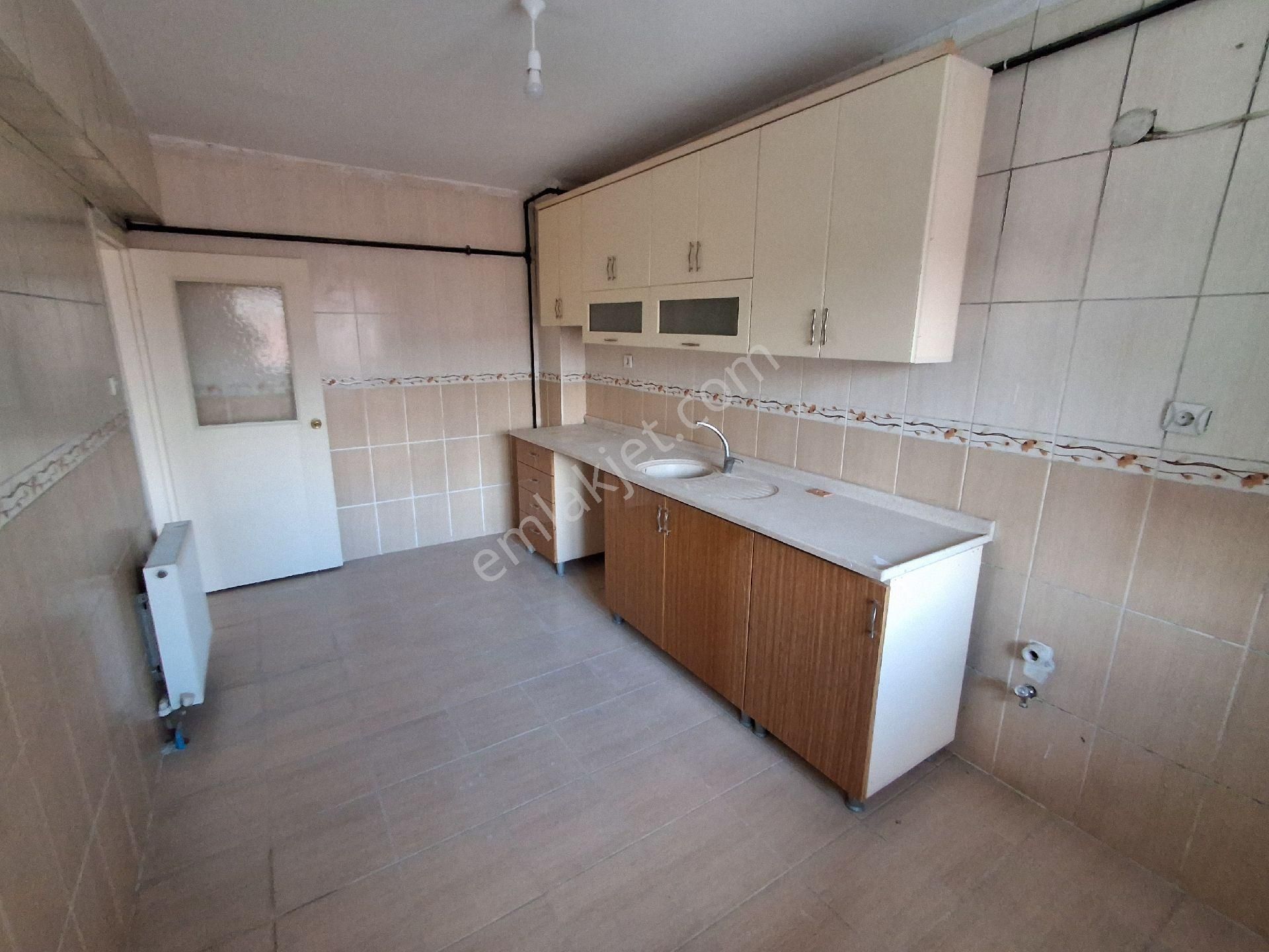 H.gazi Göbekte Cd Üzerinde Pazar Okul Yakını 1.kat 3+1 Güney Cephe - Görsel 13