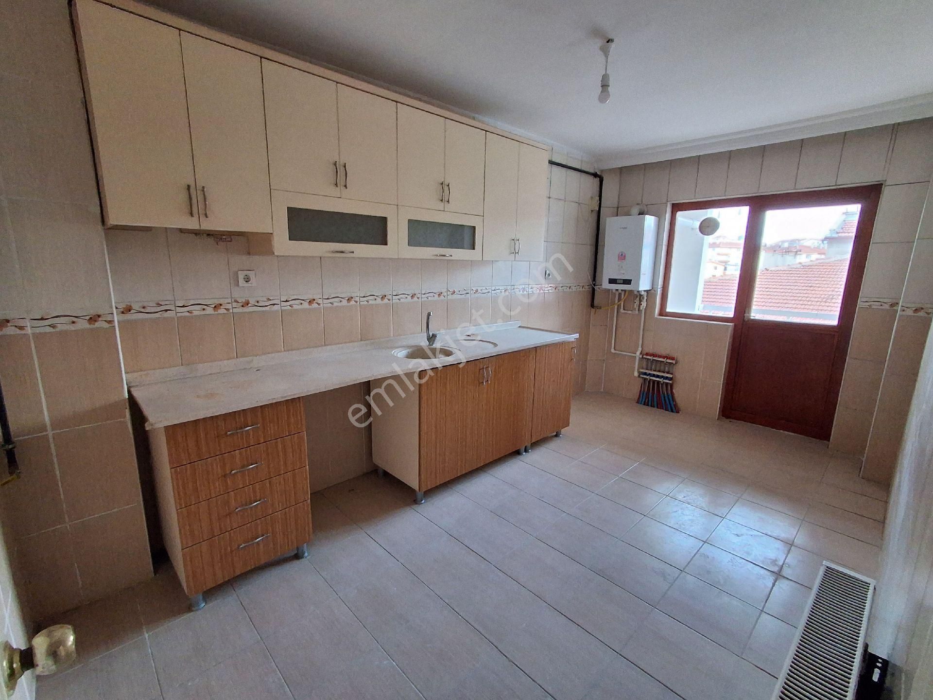 H.gazi Göbekte Cd Üzerinde Pazar Okul Yakını 1.kat 3+1 Güney Cephe