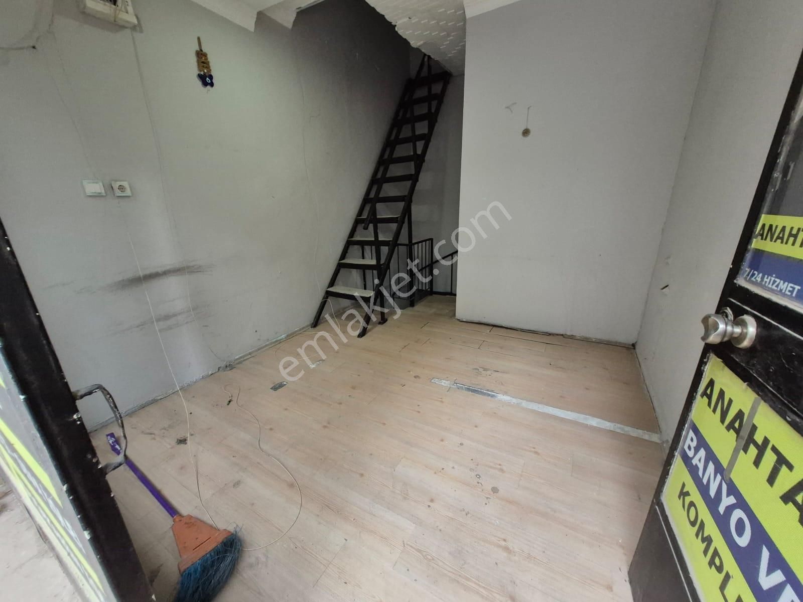 Buca Hürriyet Mah,/menderes Caddesine Parlel Sokak İçi İkinci Dükkan/kepenkli Depolu Ve Batarlı