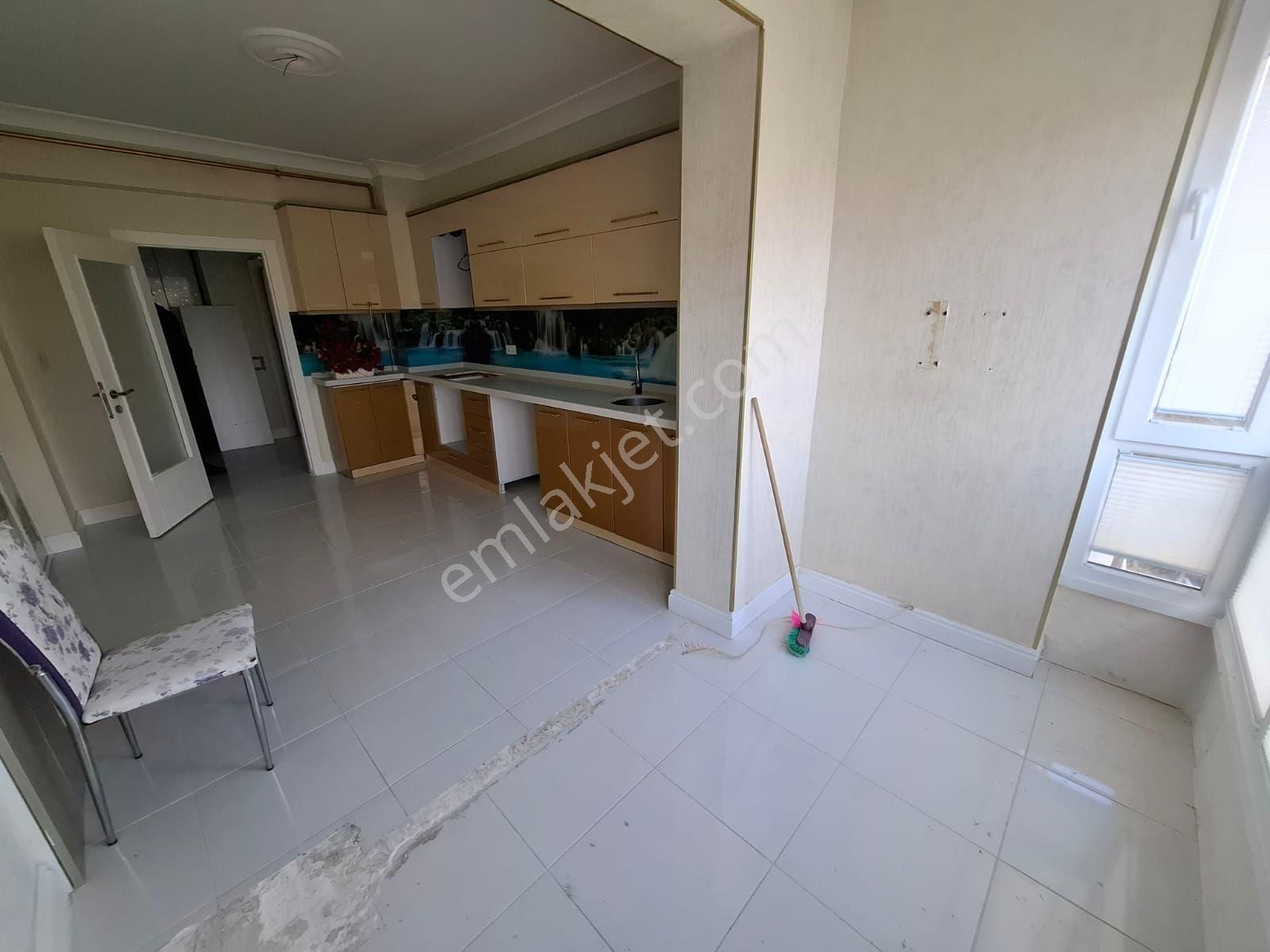 Karapürçek Eyüp Cami Yakınında Asansörlü 1.kat 3+1 Kombi Vestiyer Duşakabin D.kagıt Full Yapılı - Görsel 2