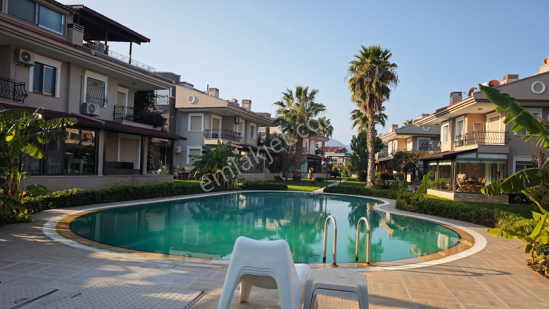 Urla Denizli Mh Havuzlu Site İçerisinde Kiralık Full Eşyalı 4+1 Villa